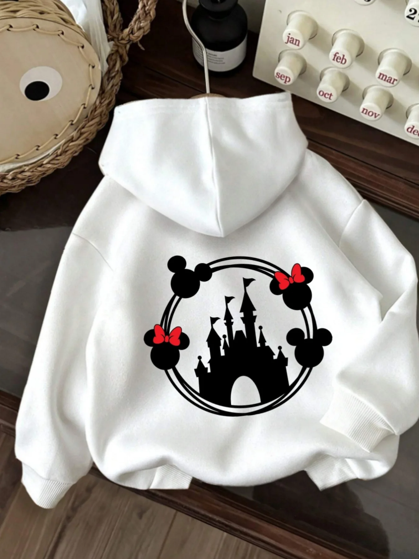 Neue Eltern-Kind-Outfits von Mickey und Minnie sowie Winter-Kapuzenpullover für eine vierköpfige Familie während des Urlaubsausflugs Image