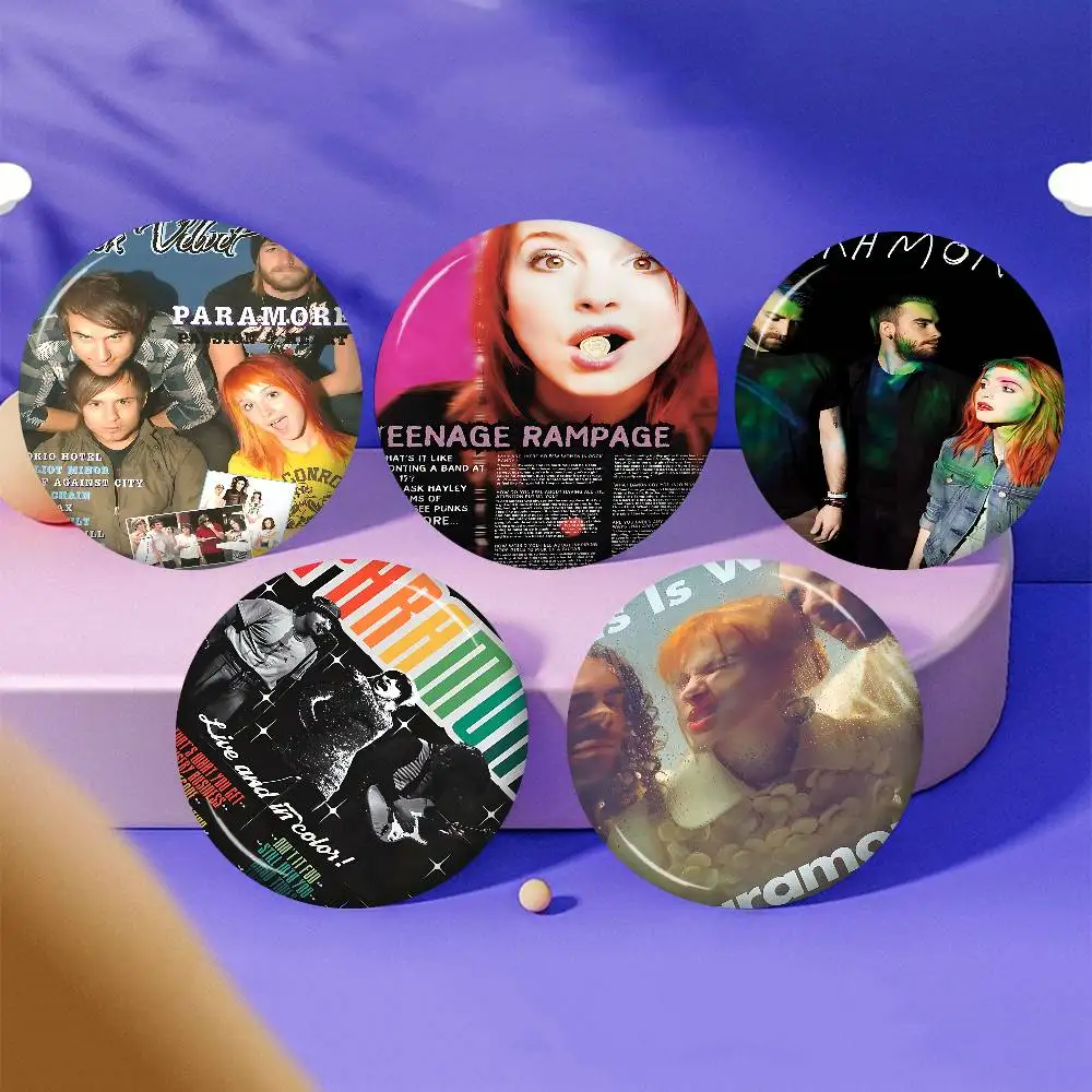 Rock Band Par-Paramore Vintage Weißblech Soft Button Pin Brosche Metall Abzeichen Custom Schmuck Zubehör Hut Tasche Revers Image