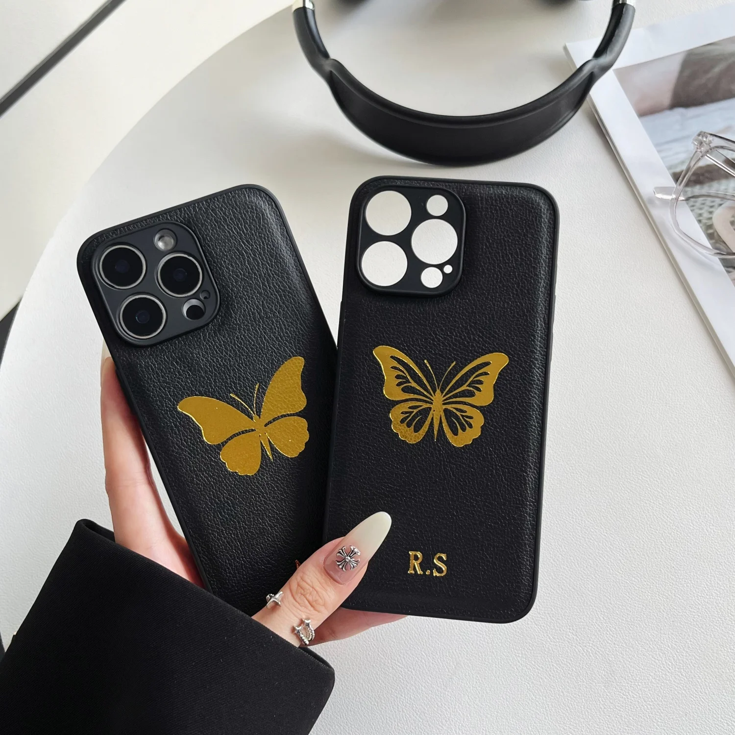 Personalisierte individuelle Initialen mit Namen und klassischem Muster für iPhone 17, 16, 15, 14, 13, 12, 11, Pro Max Plus 17, Air-Lederhülle Image