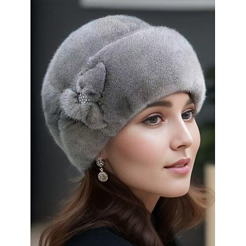 Weihnachtsmütze aus Kunstpelz für Damen mit Schmuckstein-Blumendetail, weiches Plüschdesign in mehreren Farben für die Winterferien Image