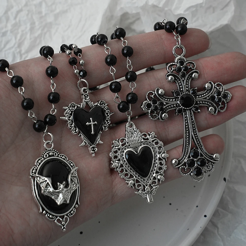 Gothic Fledermaus Kreuz dunkler Anhänger Halskette Set, Y2K personalisierte Thorn Love schwarze Perle gestapelt Halskette Set, geeignet als Halloween G