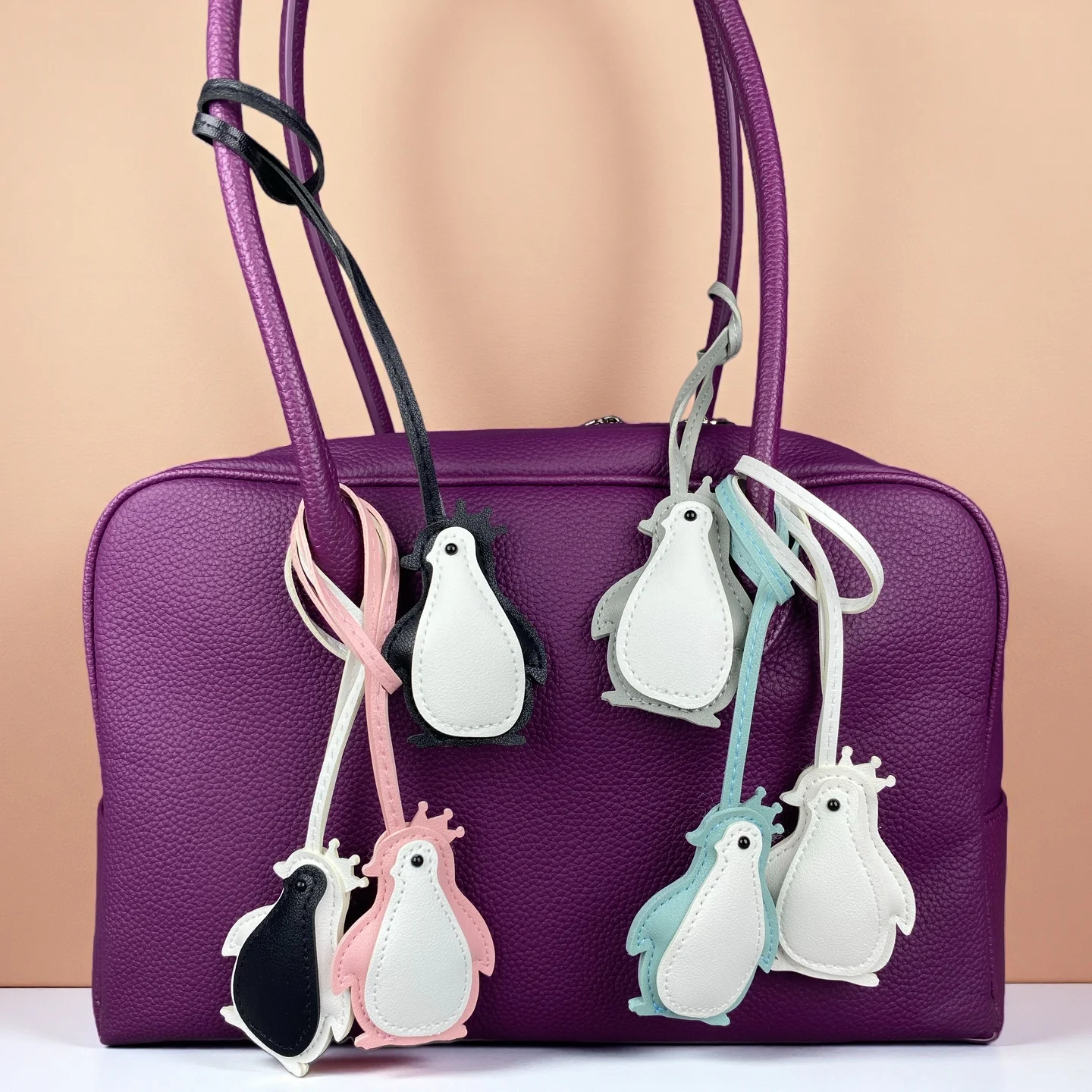Kuscheliger gekrönter Pinguin-Taschenanhänger, Farbblock, PU-Leder-Schlüsselanhänger, bezaubernder weicher Taschenanhänger für Handtaschen und Gepäck Image