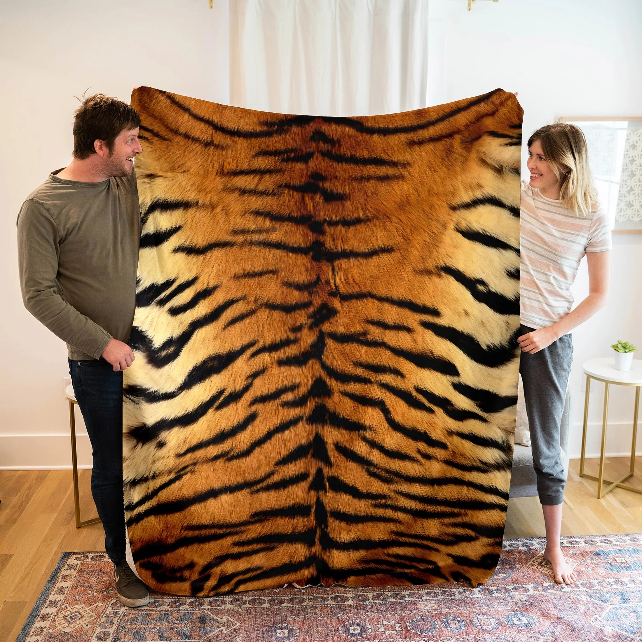 Flanelldecke mit Tiger-Print. Weich, bequem und sanft auf der Haut. Realistischer Tierdruck. Perfekt für Nickerchen und Büro Image