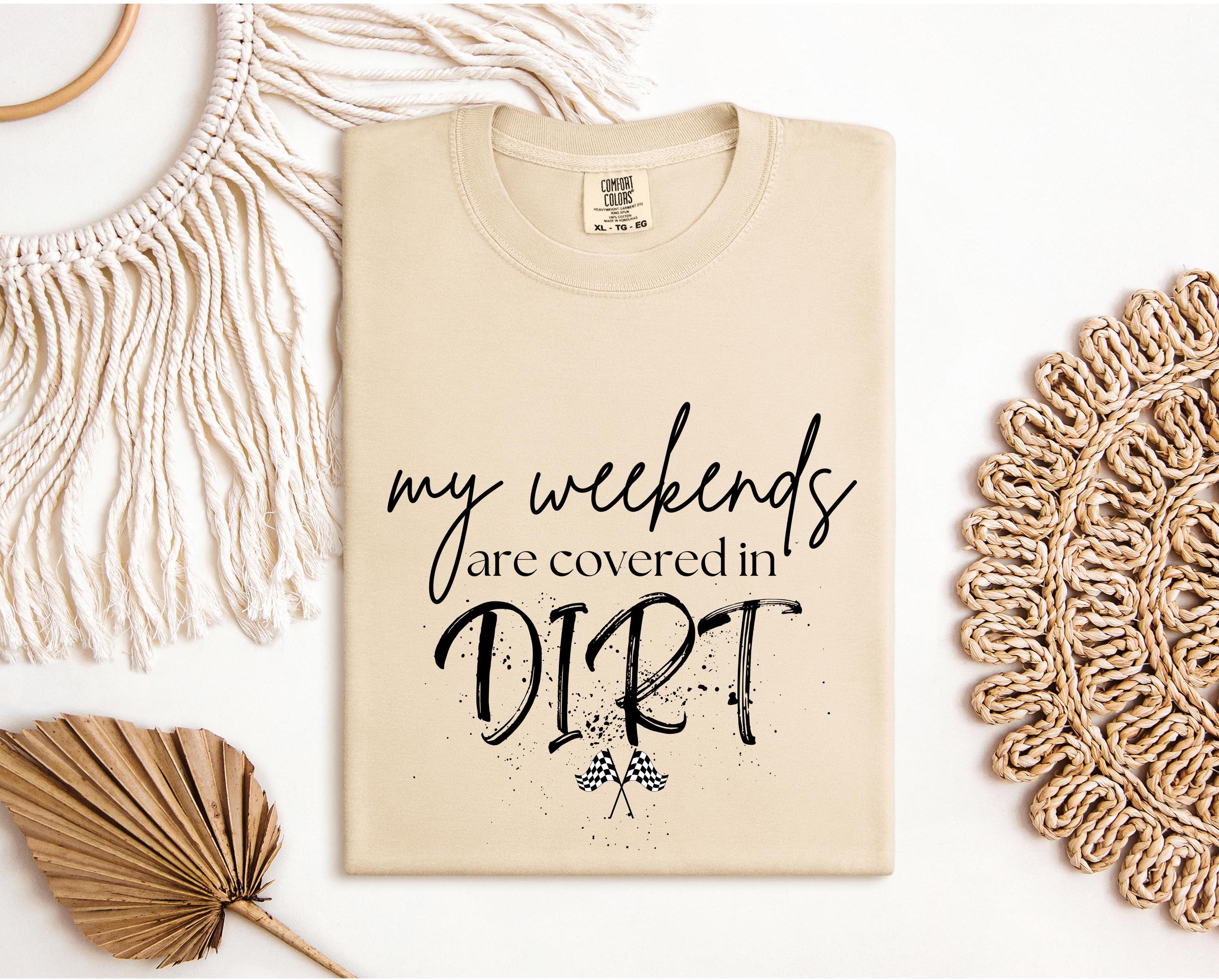 I miei weekend sono coperti di t-shirt sporche, maglietta da pista sterrata, corse su pista sterrata, maglietta da corsa carina, maglietta da motocros