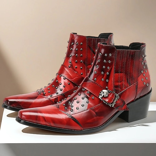 rote Herrenstiefeletten aus echtem Leder mit Nieten und Schnallendetail – auffälliges Weihnachtsschuhwerk für rockig inspirierte Feiertagsmode Image