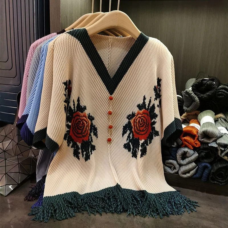 Miyake Plissee T-shirt Retro Drachen Skala Falten Druck V-ausschnitt Kollision Falten T-shirt Weibliche Sommer Elegante Quaste Saum Falten Tops