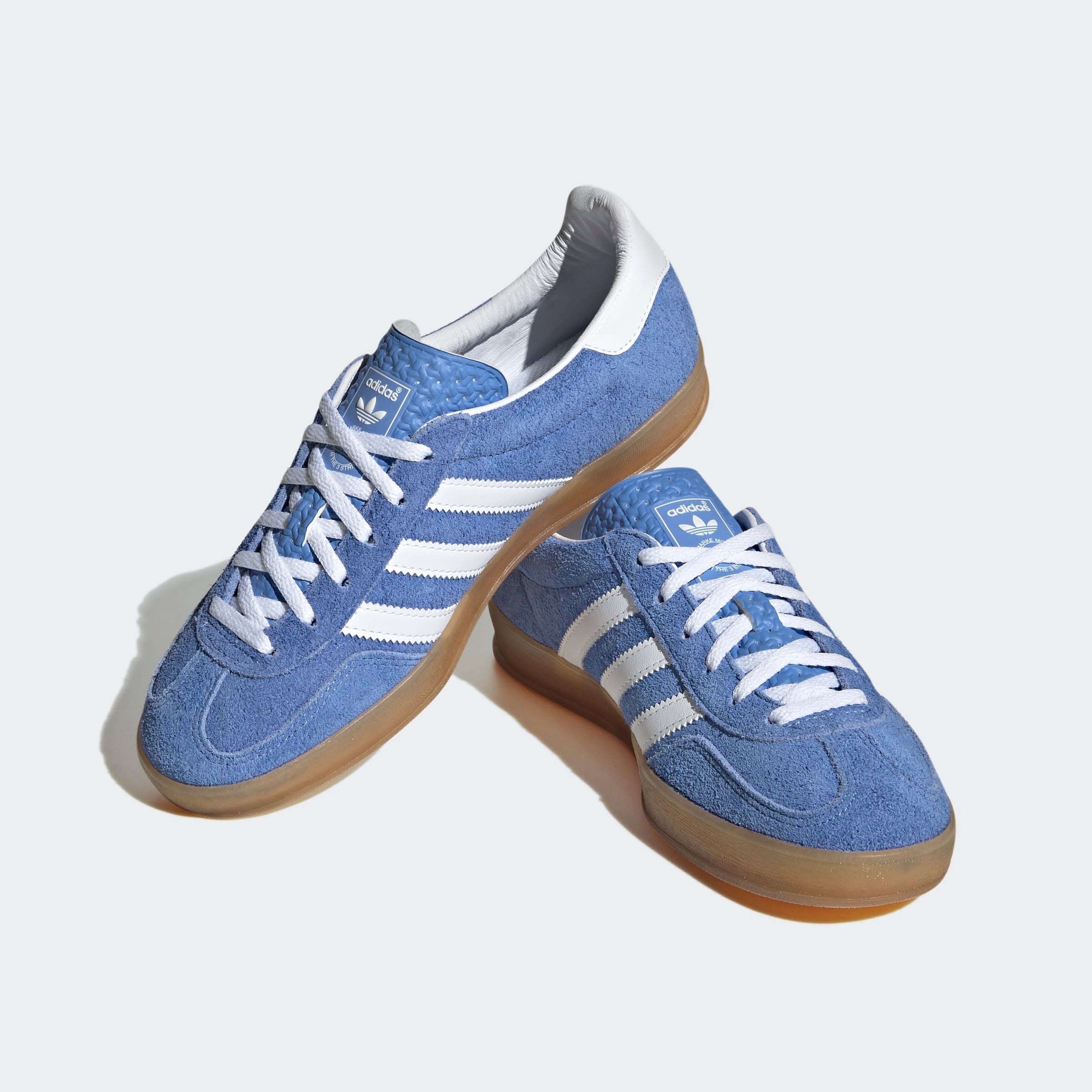 Sneaker ADIDAS ORIGINALS "GAZELLE INDOOR", Damen, Gr. 43, blau fusion, cloud weiß, gold metallic, Leder, Synthetik, Schuhe Sneaker