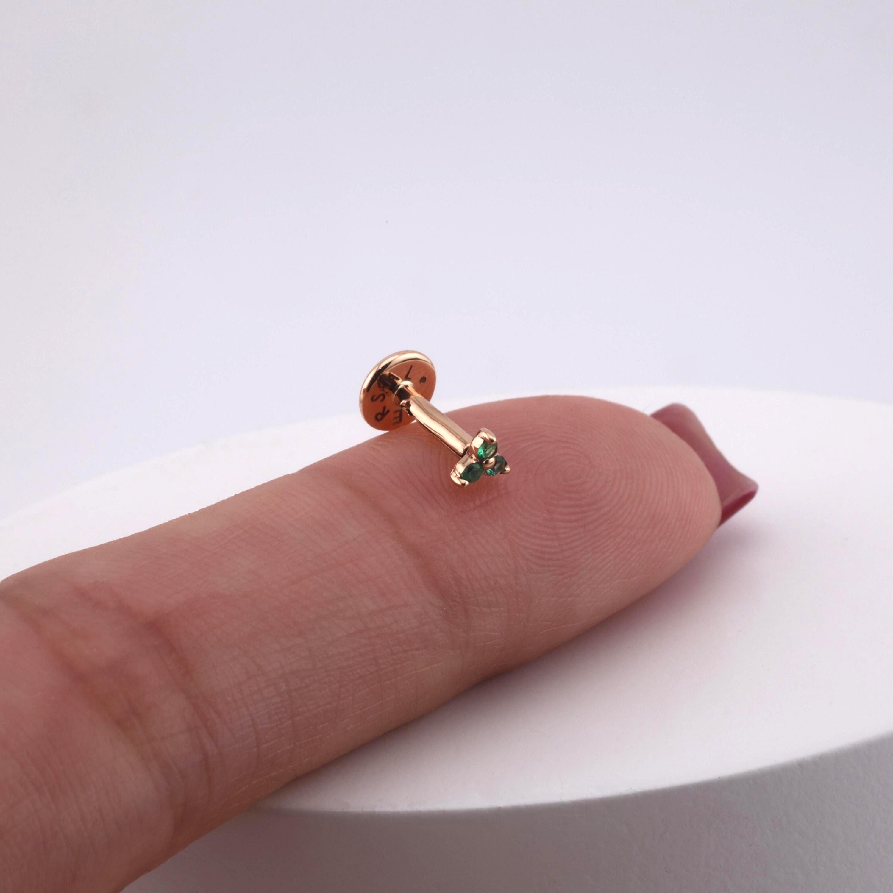 Orecchino a perno triangolare in oro massiccio 14k con 3 pietre e smeraldo naturale * Orecchino a perno in oro massiccio 14k * Piercing in oro vero