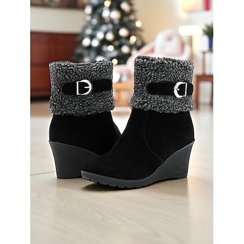 Damenstiefel mit flauschigem Schaft und Keilabsatz, braunes Wildleder mit Reißverschluss und Schnallendetail, warme und gemütliche Winterstiefel für kaltes Wetter, Freizeitausflüge und Feiertagsfeiern Image