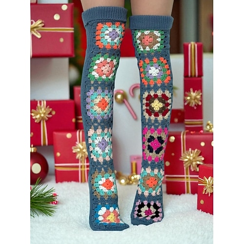 Damen-Kniestrümpfe mit weihnachtlichem Granny Square-Muster, mehrfarbiges Strickdesign für Feiertage und Wintermode Image