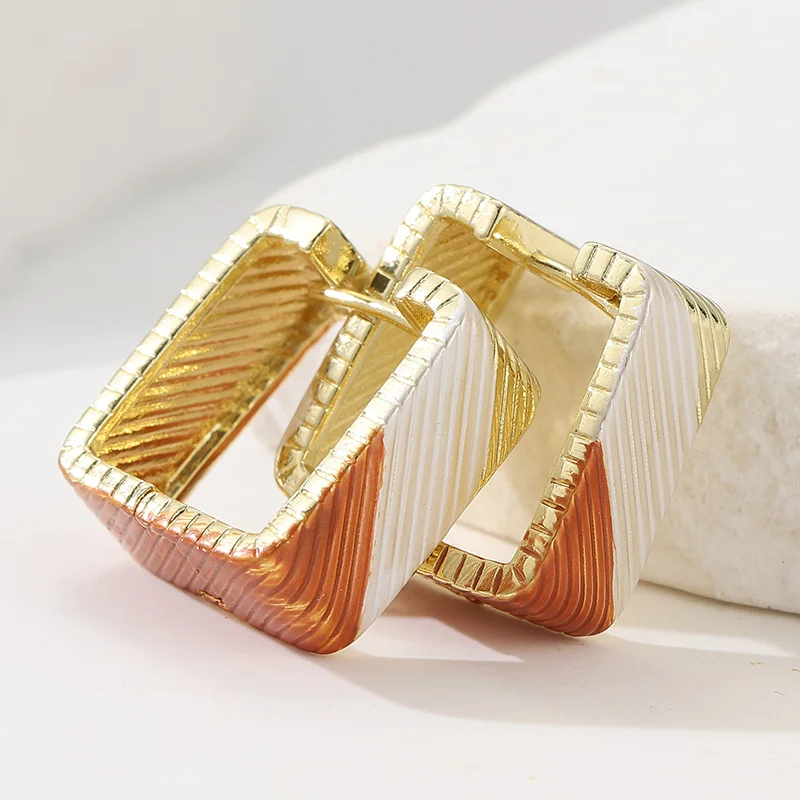 1 Paar exquisite geometrische Creolen, elegante mehrfarbige Ohrringe und feminine Schmuckaccessoires Image