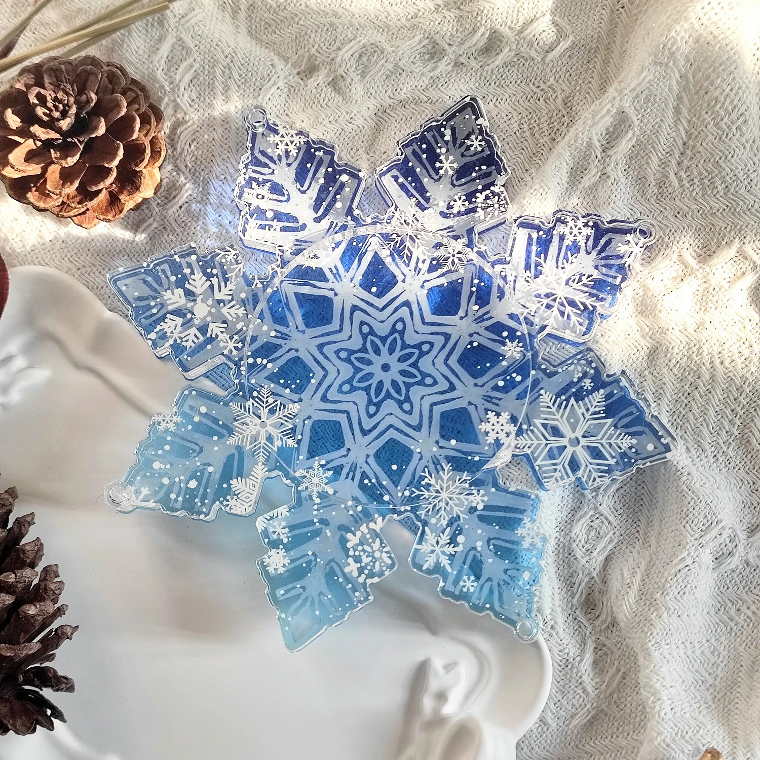 Anime Liebe und Deepspace Zayne Rafayel Cosplay Schneeflocke Abzeichen Lagerung Cartoon Emblem Display Schutzhülle Anhänger Weihnachten Image