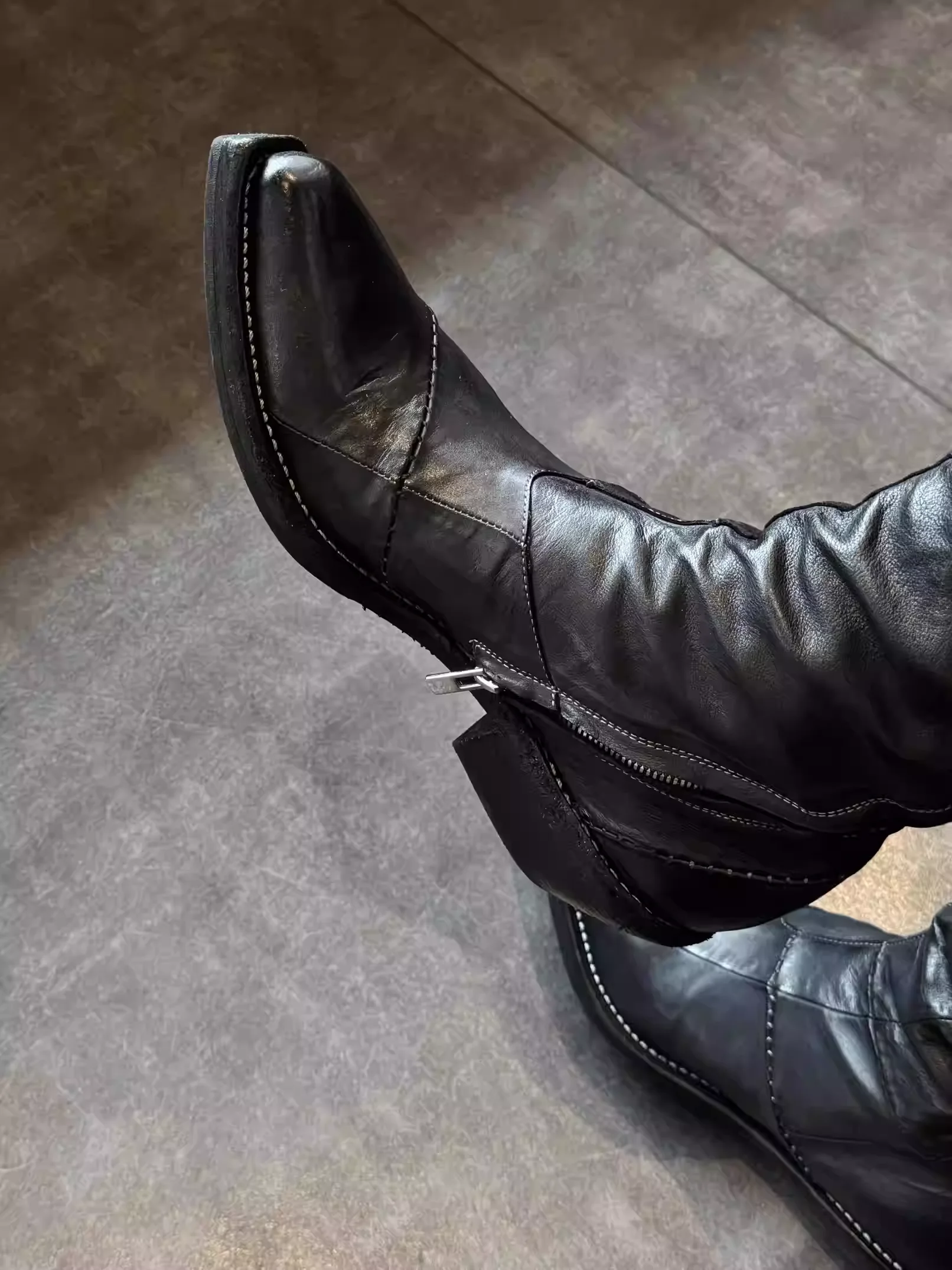 Vintage dunkle Nähte Cowboystiefel dicker Absatz spitze Zauberstiefel Herren Reißverschluss Distressed Chelsea Stiefel Ritterstiefel Image