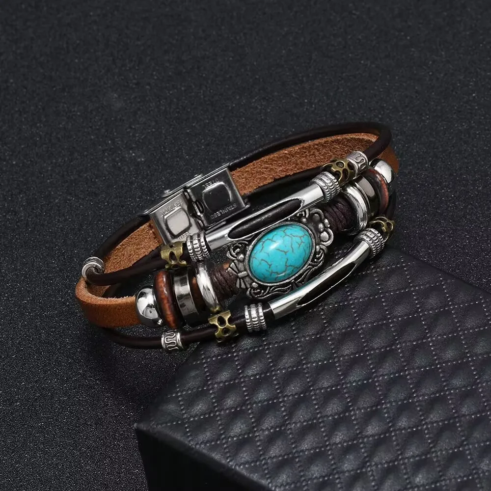 Ein Lederarmband im böhmischen Stil mit rissigen türkisfarbenen Einlagen und einem stilvollen Edelstahlverschluss Image