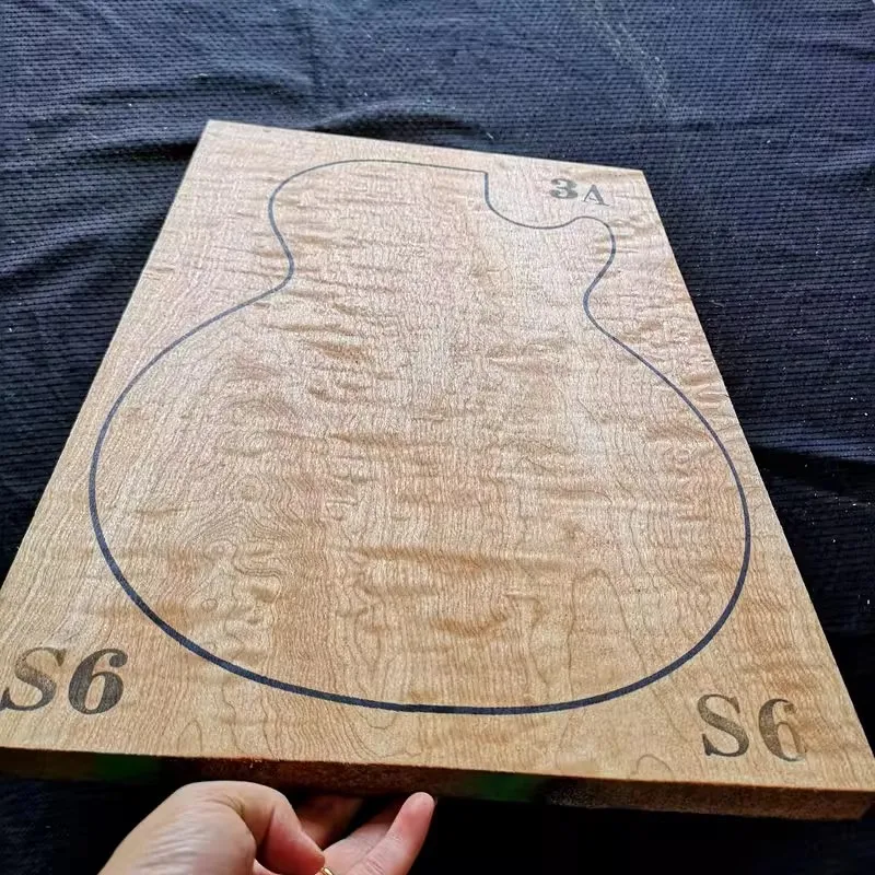 Gesteppter E-Gitarrenkorpus aus Ahorn mit Cloudy Wave Grain, Größe: 500 x 380 x 25 mm (Materialien und Zubehör für E-Gitarre). Image