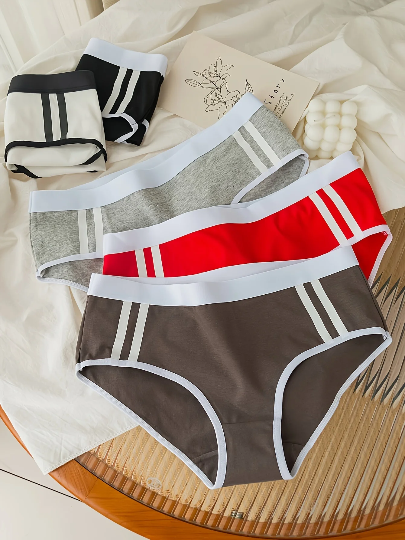 Zufälliger 5-teiliger Damen-Slip aus reiner Baumwolle in verschiedenen Farben im schlichten Stil mit schlichtem Streifen und Farbkontrast an der Taille und der Hüfte Image