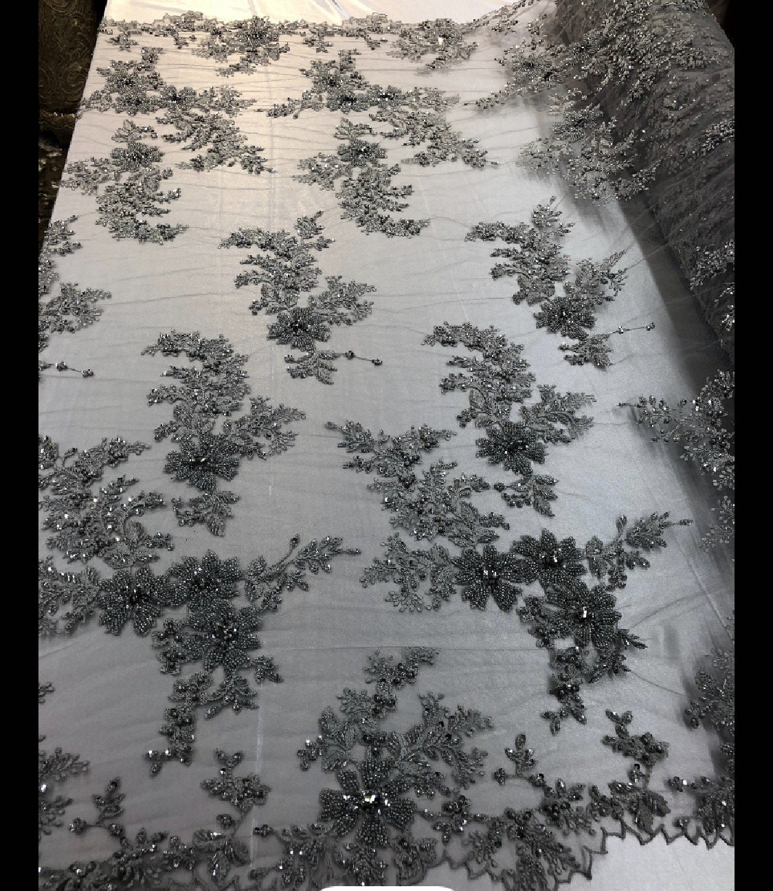 Tessuto con paillettes argentate e perline, ricamo con paillettes su rete, tessuto in pizzo floreale da sposa tagliato su misura (scegli una taglia)