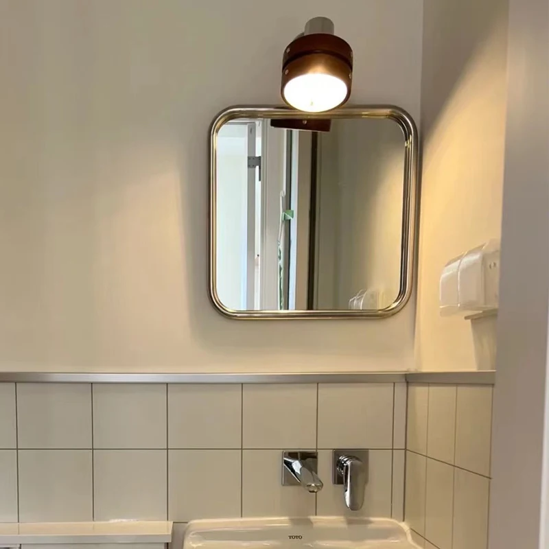 Dekorativer Wandspiegel mit Edelstahlrahmen, moderner, an der Wand montierter Kosmetikspiegel für Badezimmer