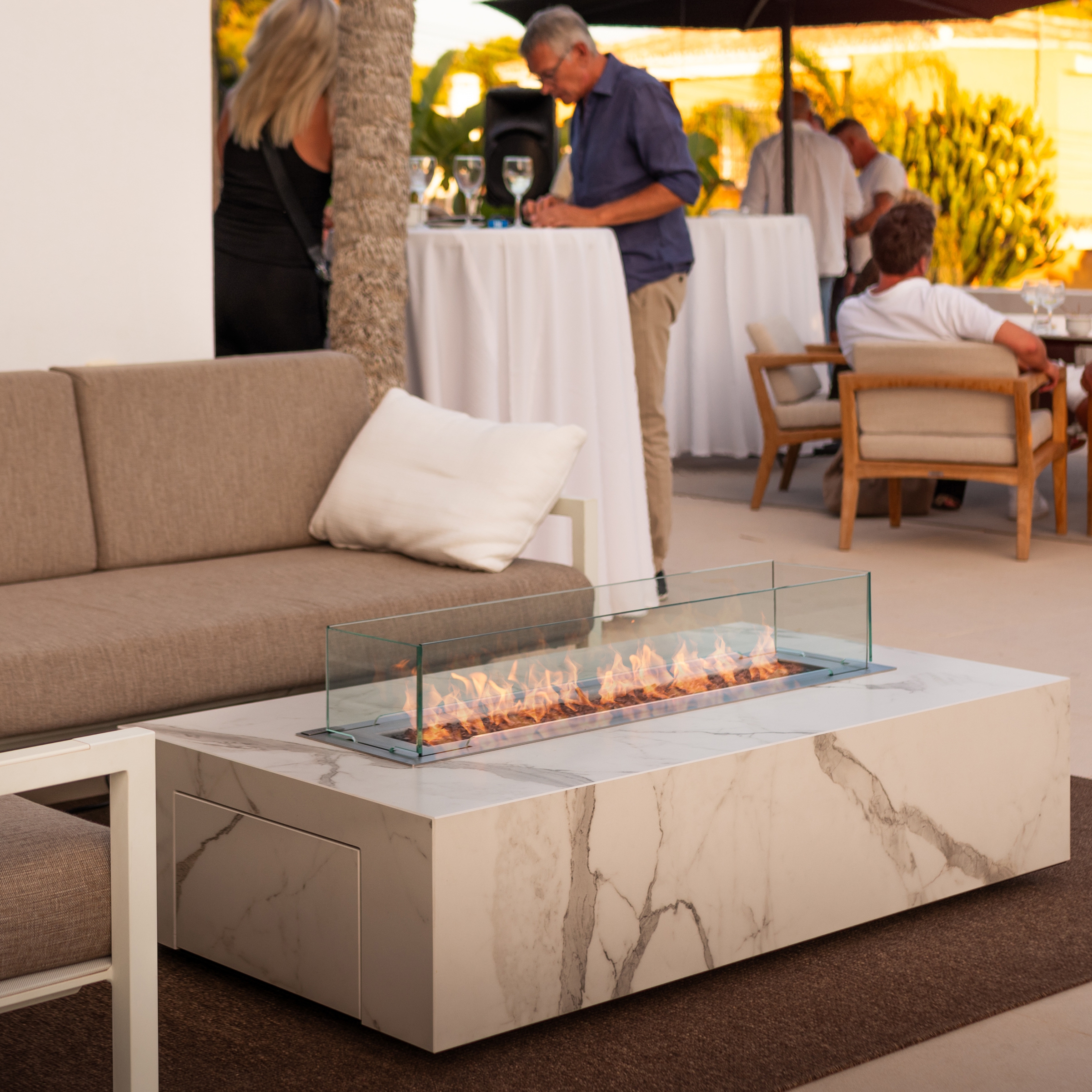 Planika GALAXY TABLE Gas Line Outdoor [automatischer Gaskamin für den Außenbereich]: Daze (Marmor weiß) - ohne WLAN Modul