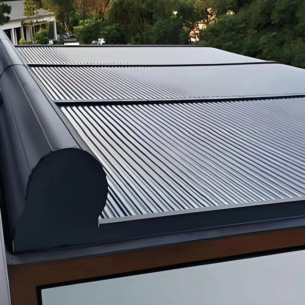 Moderner elektrischer horizontaler Rollladen aus Aluminium für Schwimmbad, Dachhimmel, Sichtschutz, Oberlicht Image