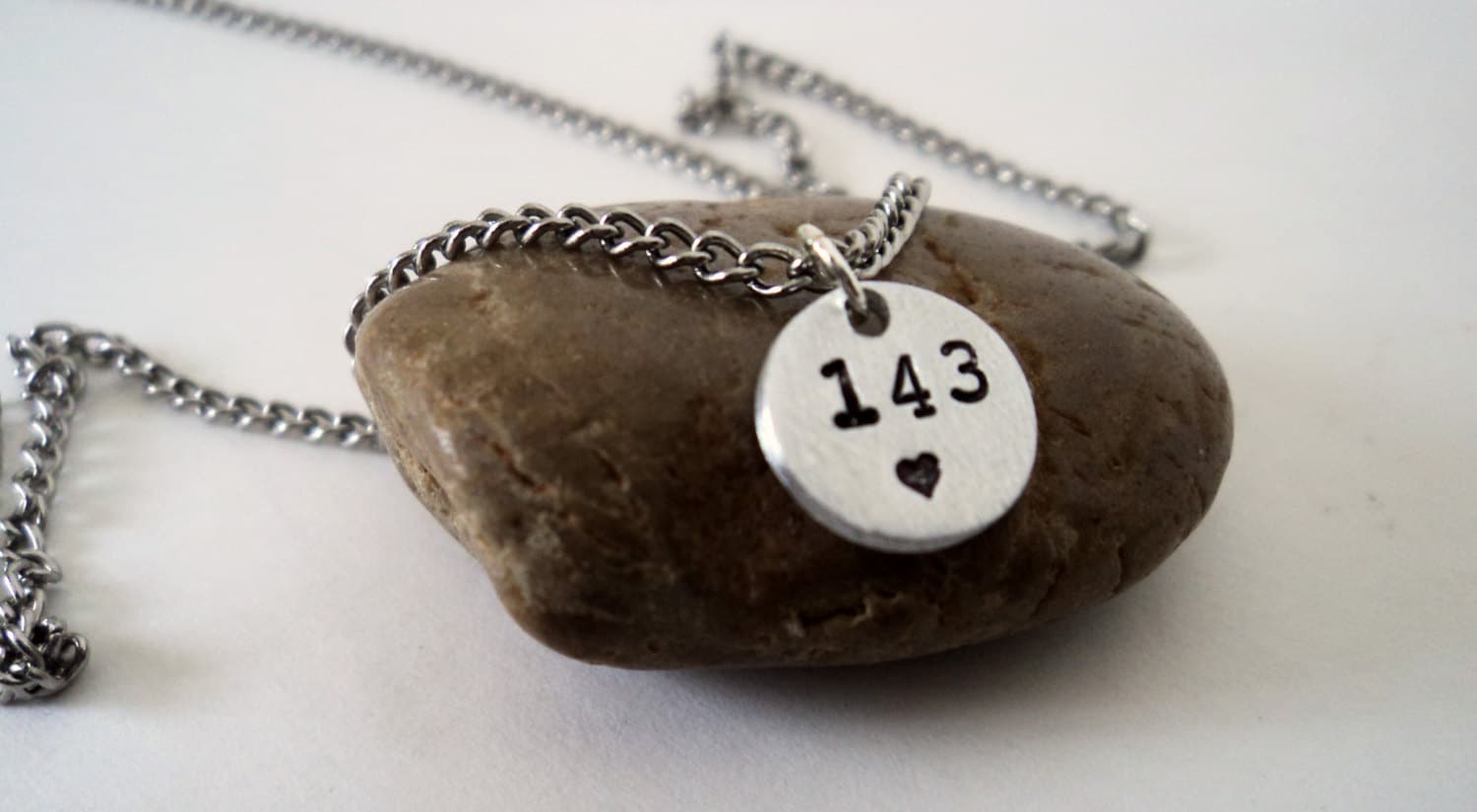 Collana 143, collana Ti amo, piccolo ciondolo, collana minuscola, ciondolo in alluminio, collana con timbro a mano, collana con ciondolo minuscolo