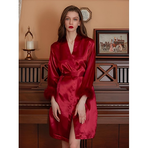 Weihnachtlicher Satin-Bademantel für Damen mit weißen Pelzbesätzen an den Ärmeln – festliche Loungewear, Geschenkidee für die Weihnachtszeit Image