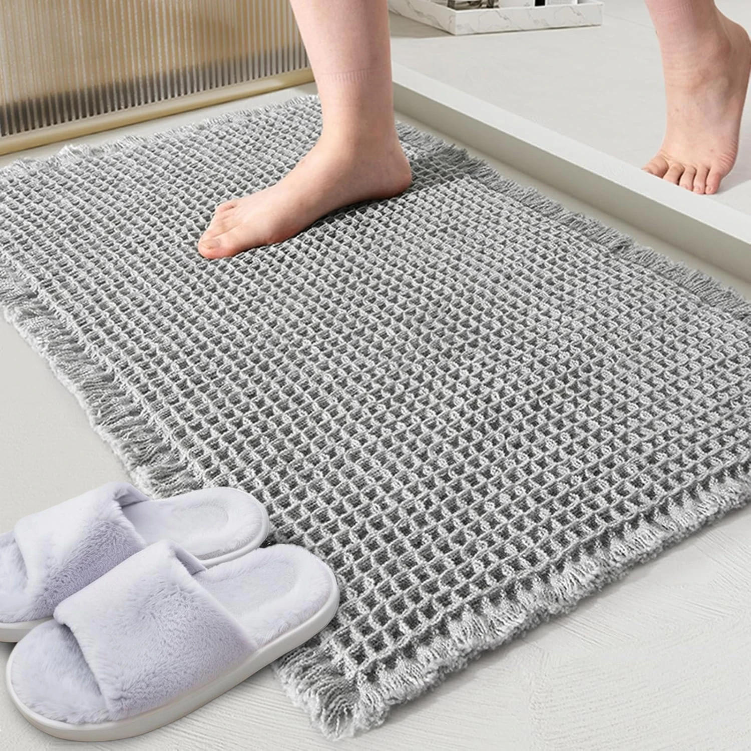 Tapis de salle de bain gaufré doux antidérapant lavable en machine tapis de bain super absorbant avec des glands pour la baignoire de sol de la salle de bain à côté du décor