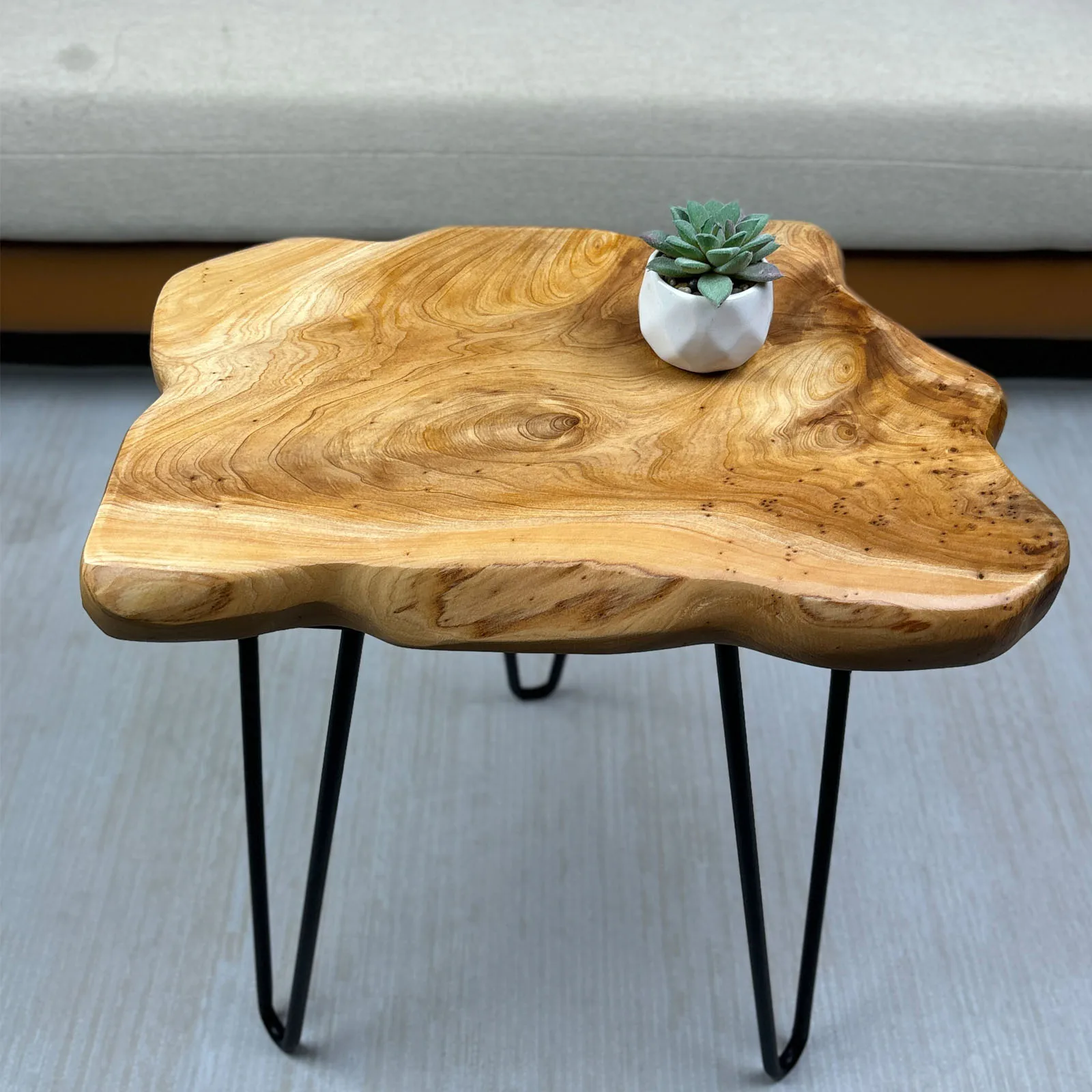 Beistelltisch mit natürlichem Rand, Beistelltisch mit Haarnadelbeinen, kleiner Couchtisch aus Naturholz, Stumpf-Beistelltisch für das Wohnzimmer