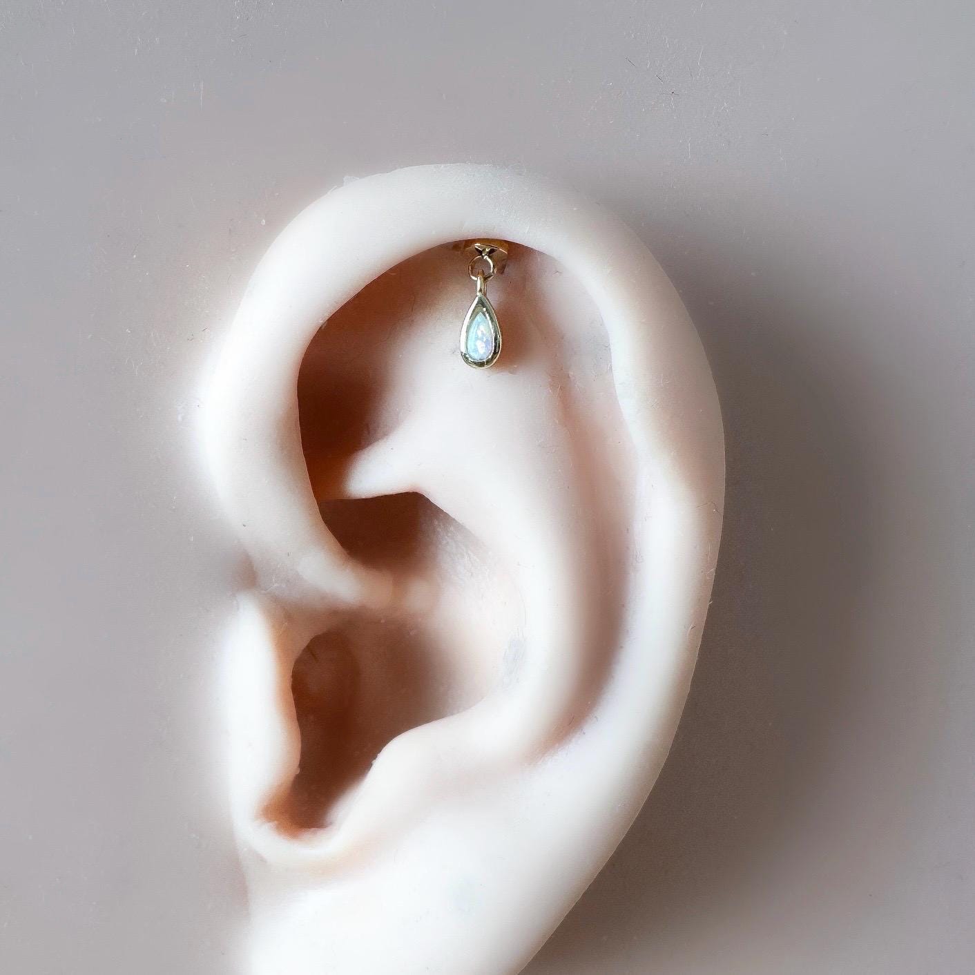 Delicato piercing all'elica verticale con opale, zirconi cubici, F136, titanio, 16G, 18G, con perno di spinta, parte posteriore piatta, piercing verti