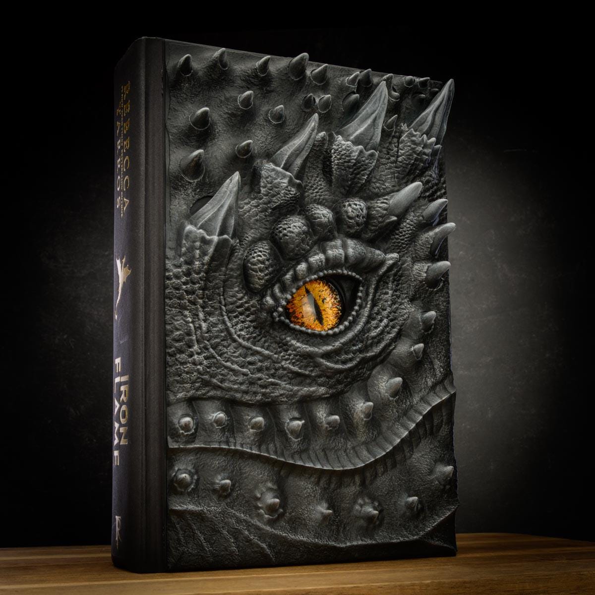 "Romanzo in edizione speciale con copertina rigida personalizzata \"Iron Flame\" - Edizione limitata, regalo perfetto per gli amanti dei libri."