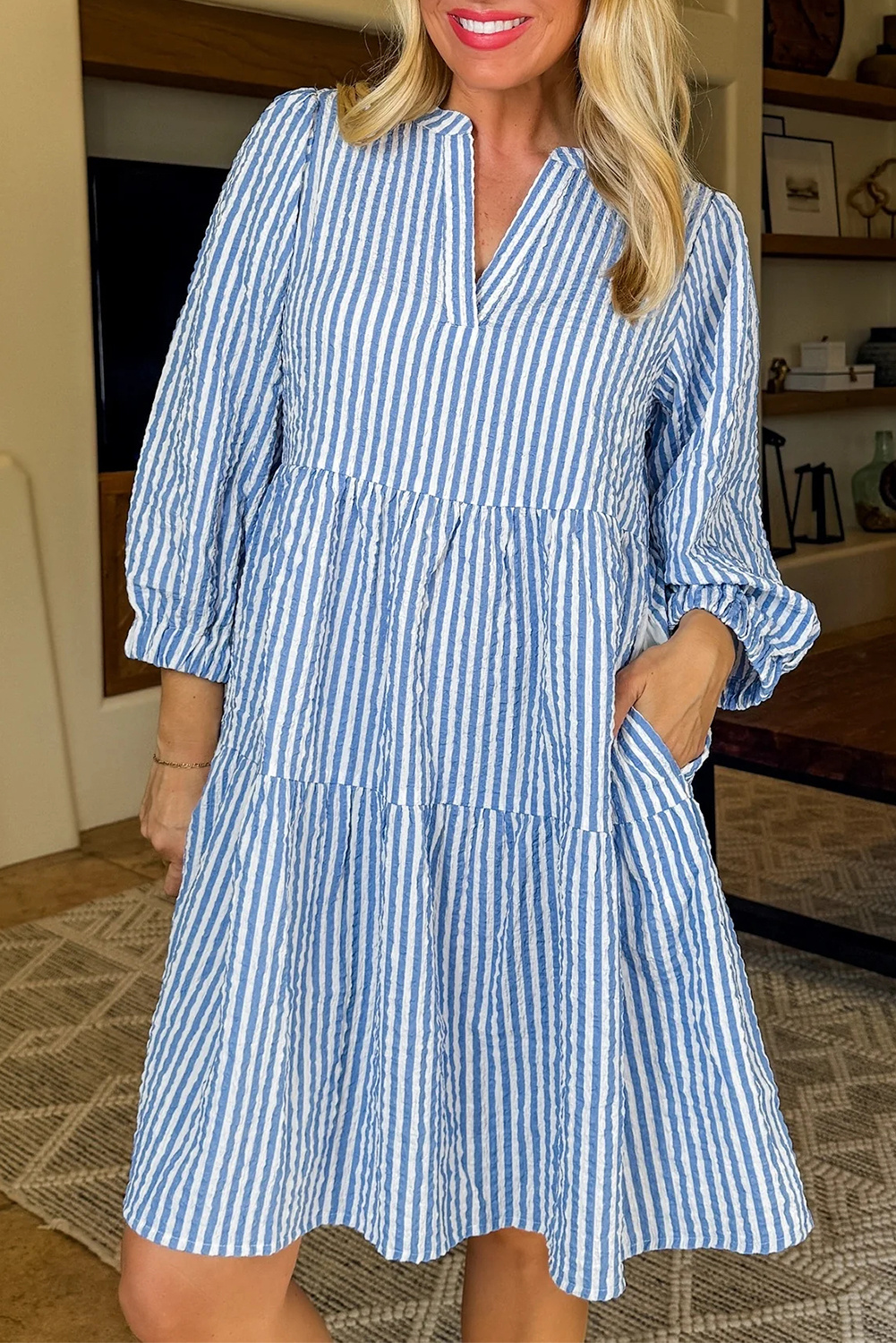 Gestreiftes Stufen-Kleid mit langen Ärmeln Image