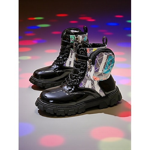 Kinderschuhe im Stil koreanischer Popstars – weiße Lackstiefel mit farbenfrohem Logodruck Reißverschlussdetail für das Silvesterparty-Outfit Image