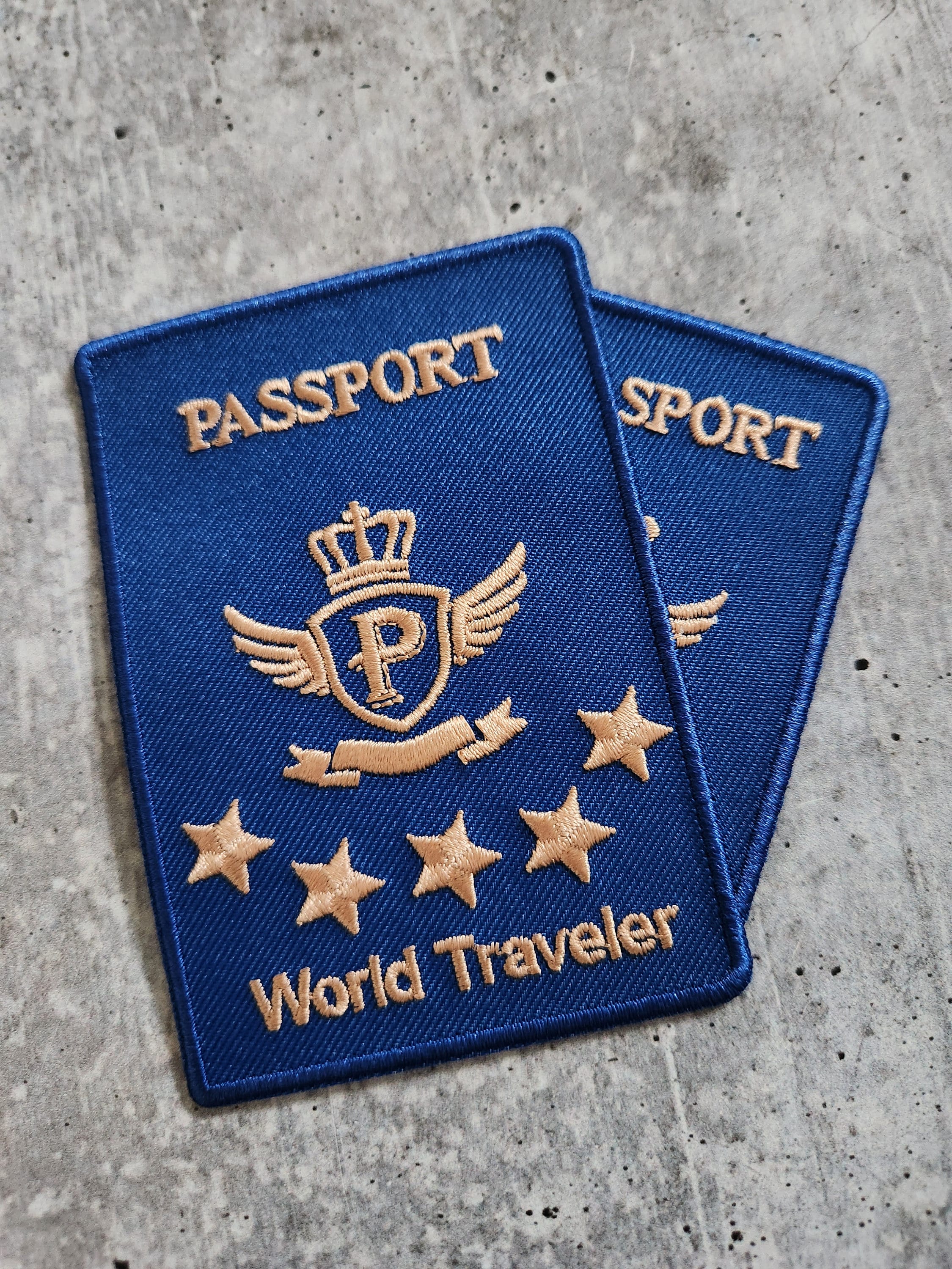 "Patch Party Club, \"Viaggiatore del mondo\", Toppa passaporto dorata, (1 pz) Toppa ricamata termoadesiva, Regali per amanti del viaggio, Toppa 10x10 cm,"