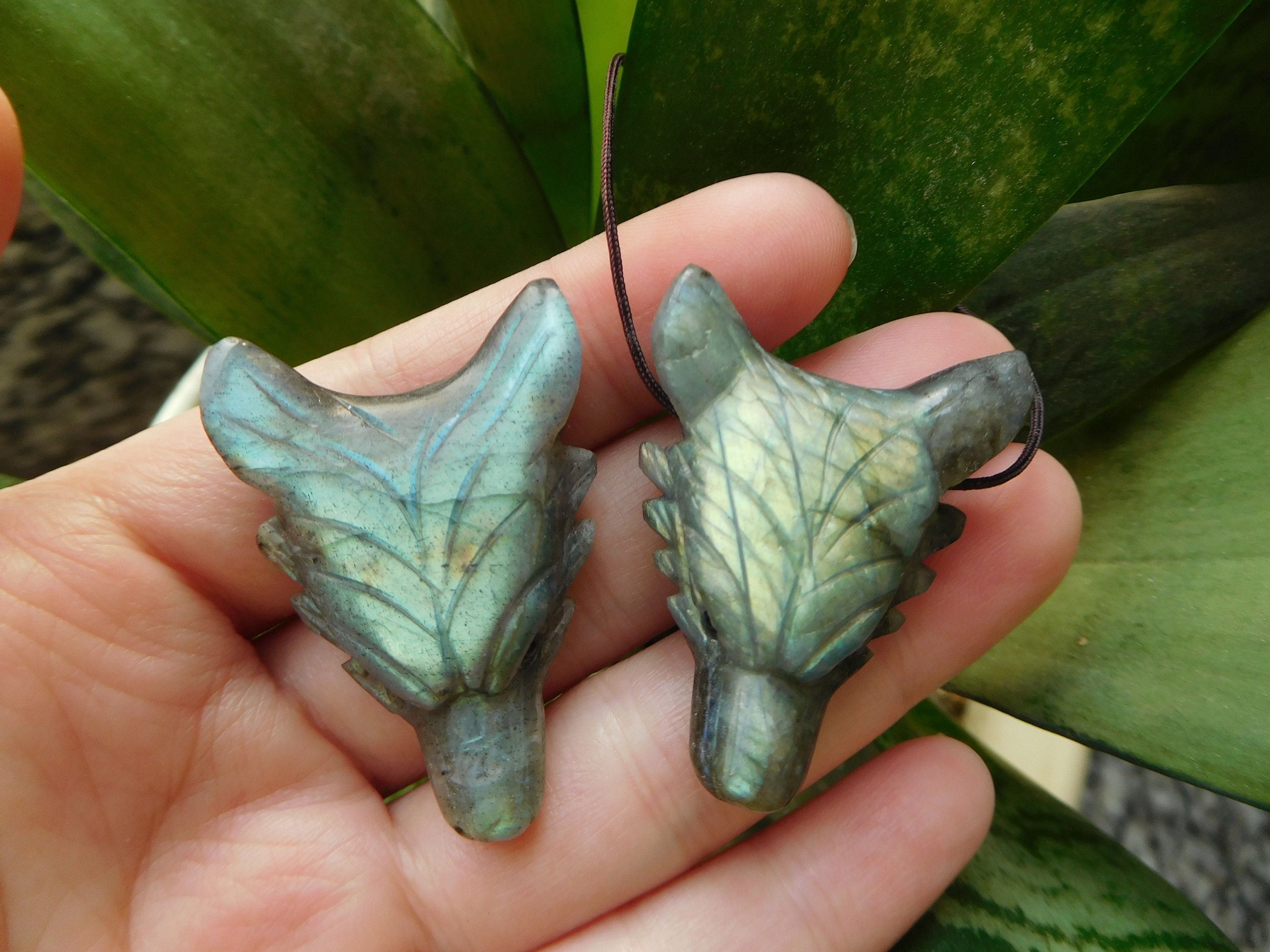 Testa di lupo artigianale. Collana lupo labradorite blu. Ciondolo lupo artigianale in pietra. testa di lupo. gioielli di lupo selvatico. .labradorite