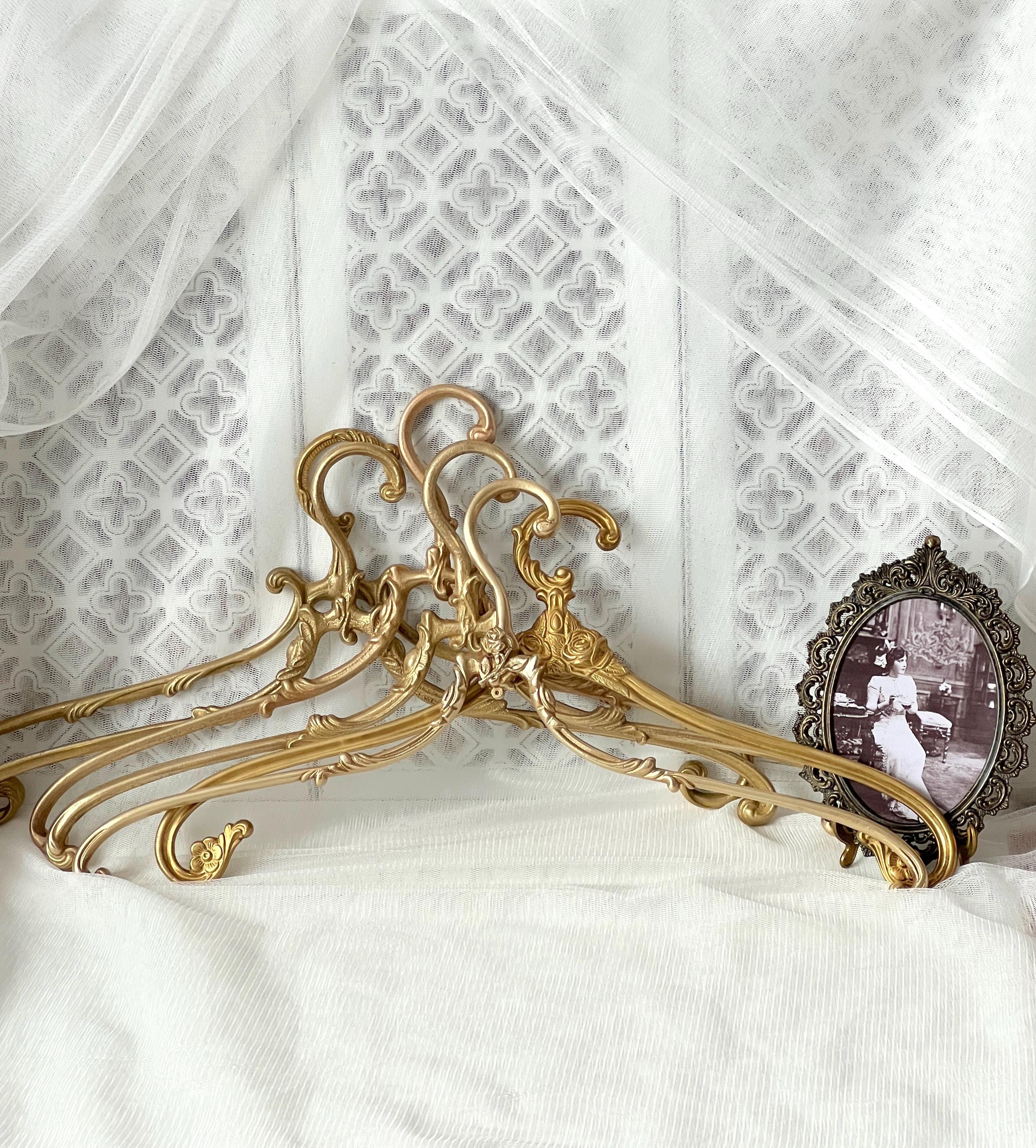 Grucce vintage in ottone, grucce antiche per abiti da sposa, grucce per abiti da sposa, servizi fotografici, grucce per abiti da sposa, grucce per abi