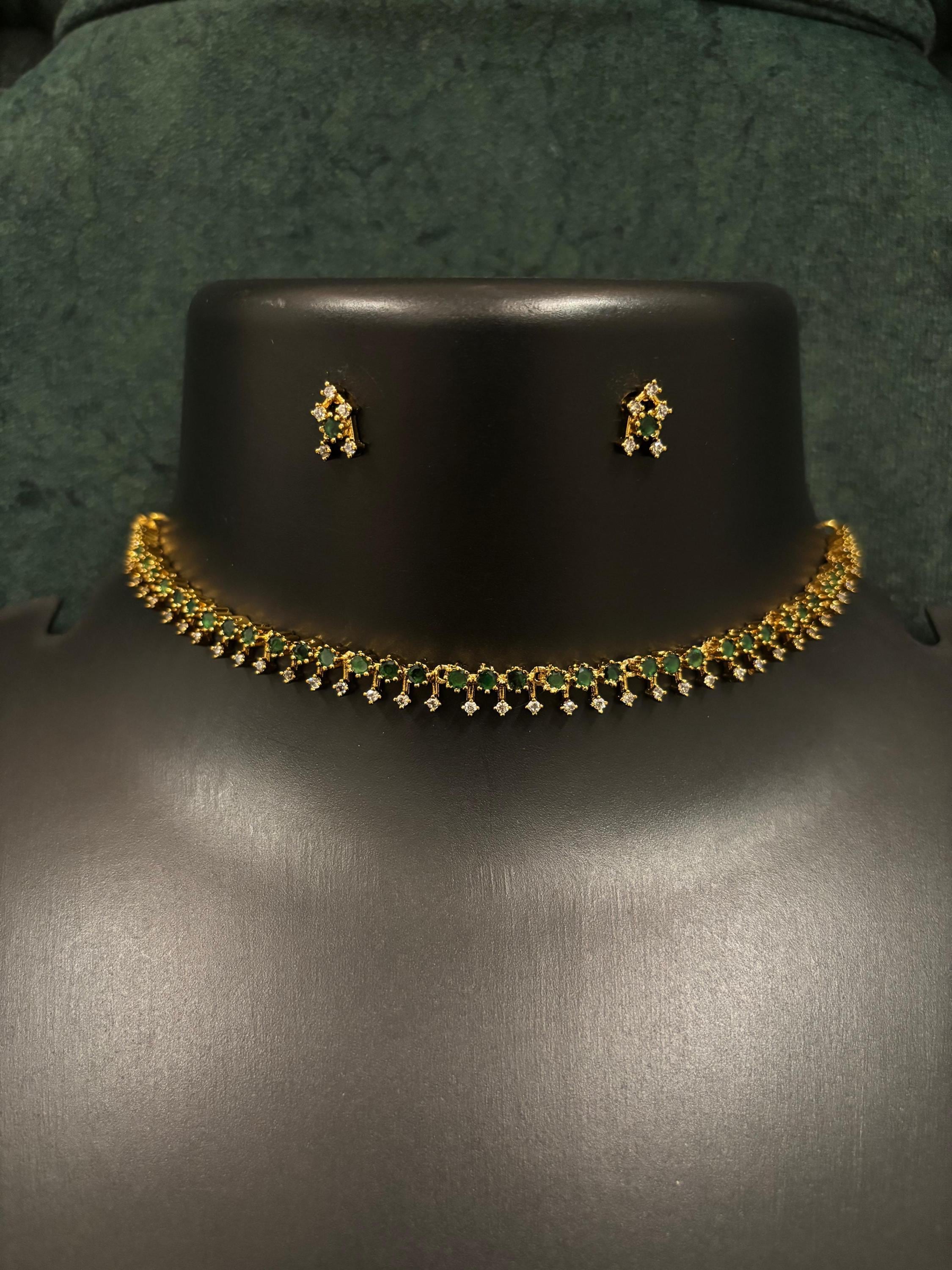 Collana con smeraldi e diamanti / Gioielli vistosi in oro / Collana di tendenza / Gioielli eleganti / Gioielli da sposa indiani / Collana con zirconi
