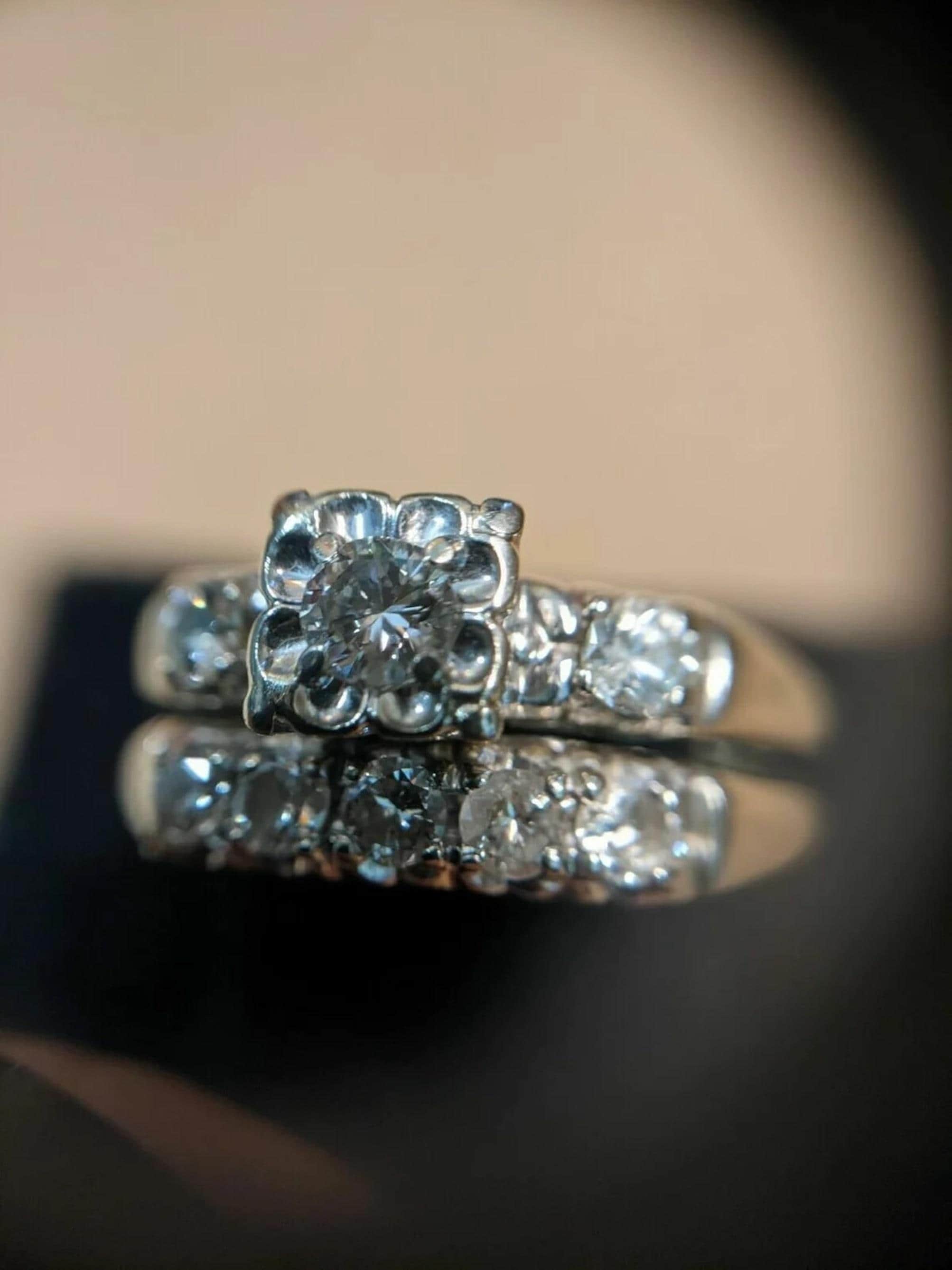 Set di anelli da sposa Art Déco con diamanti taglio antico europeo edoardiano, anelli con alone in stile vintage antico, set di anelli di fidanzamento