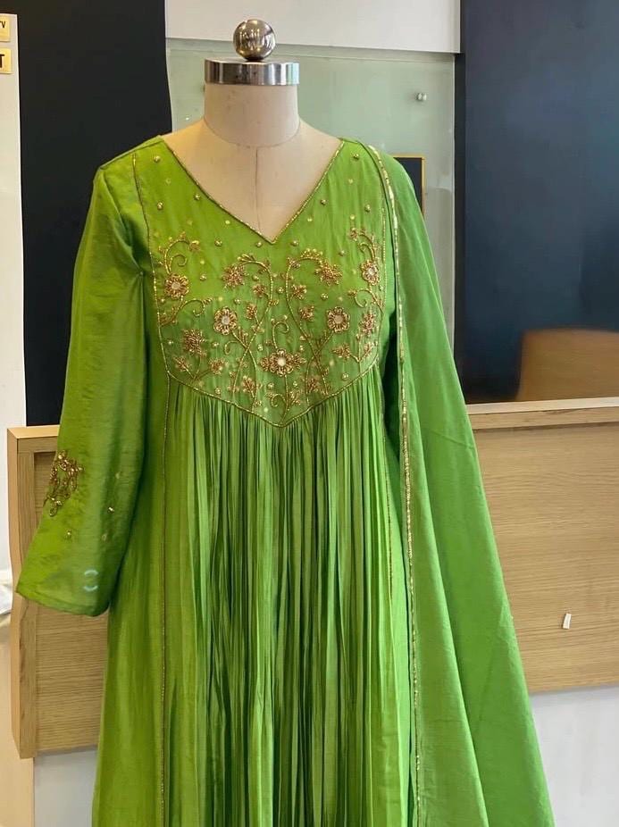 Abito Anarkali verde ricamato a mano: completo indiano in crêpe di seta Chinnon, set kurta verde, set kurta dupatta, abito ricamato a mano, kurta pigi