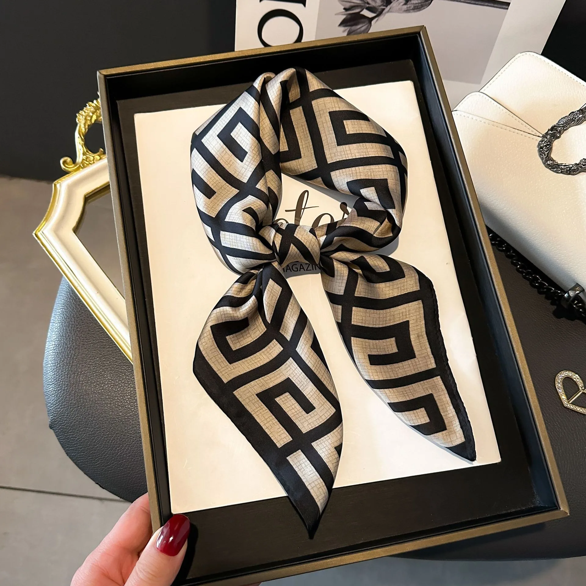 Moda di Lusso di Marca 70 cm Sciarpa Quadrata di Seta Delle Donne di Raso Cravatta di Collo di Capelli Femminili Bandana Fazzoletto Scialle Wrap Hijab Echarpe