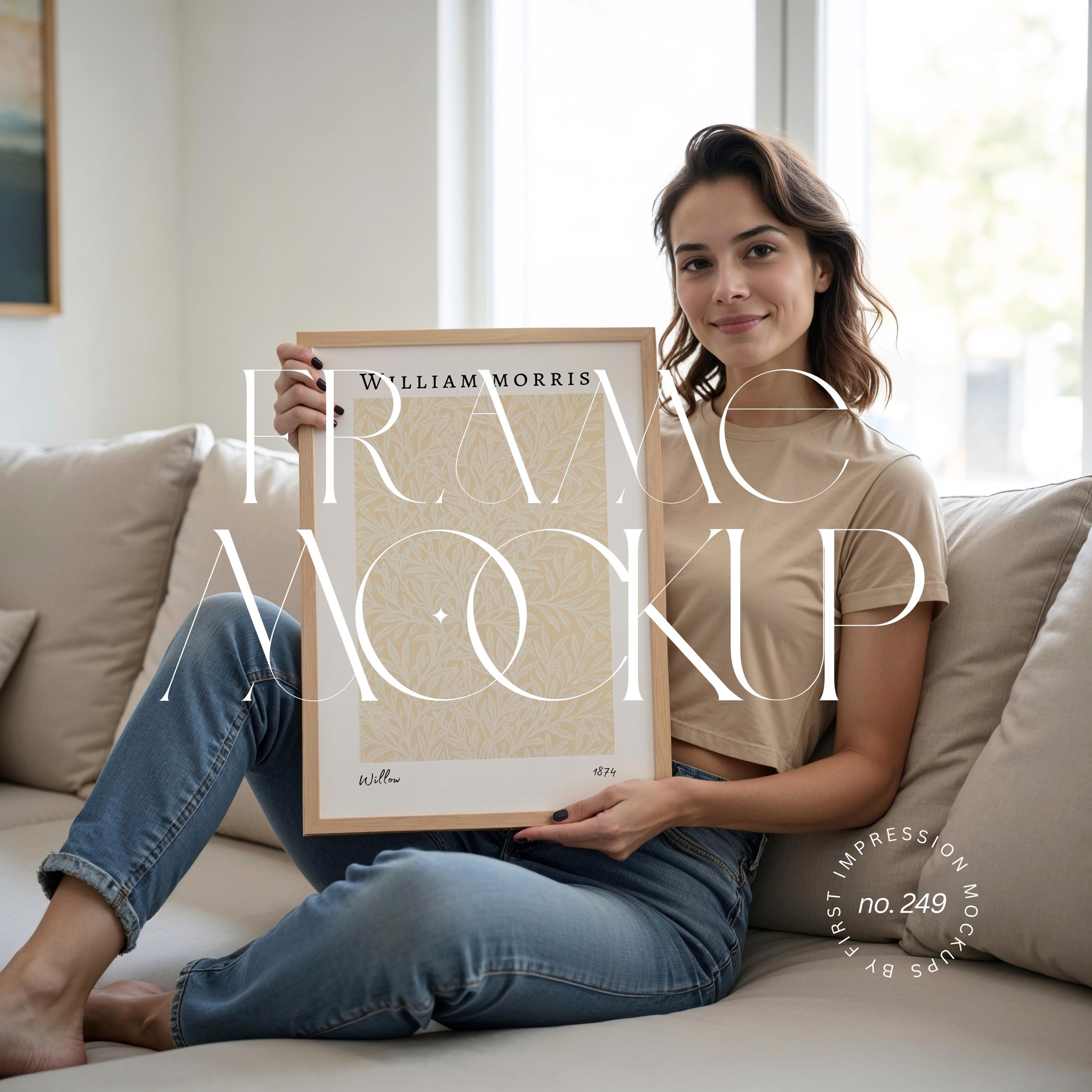 Mockup di cornice con persona, mockup di persona che tiene in mano una cornice, modello di cornice DIN A per arte murale, modello di cornice PNG e PSD