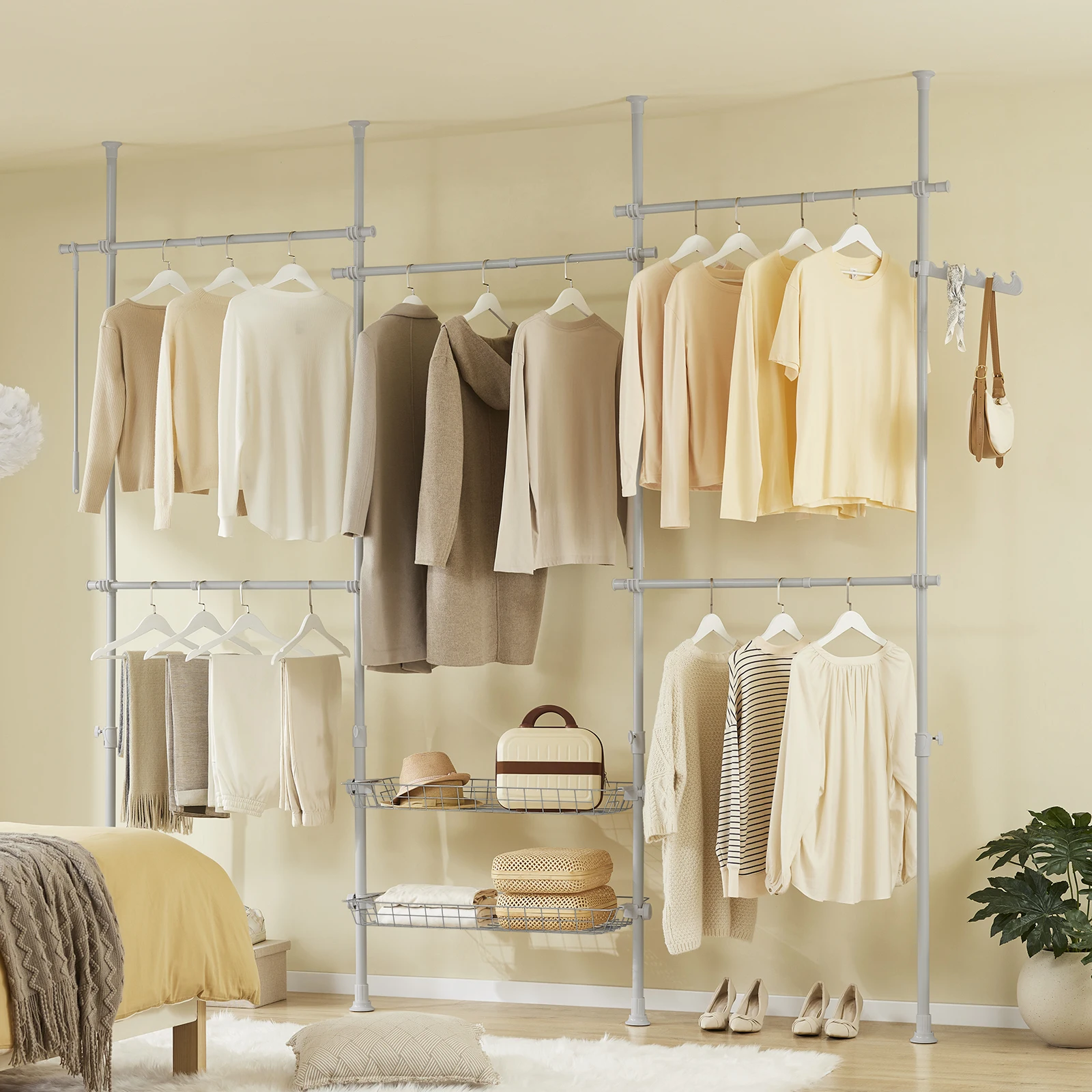 SoBuy KLS04-II Teleskop Kleiderständer, robuster Kleiderstange, verstellbarer offener Kleiderschrank mit Ablagen für Schlafzimme