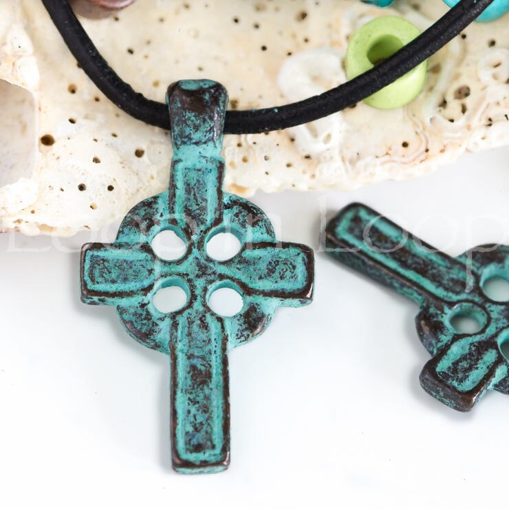 Ciondolo a forma di croce celtica, bottone a forma di croce rustico boho, perline greche di Mykonos, patina verde rame, 30 mm