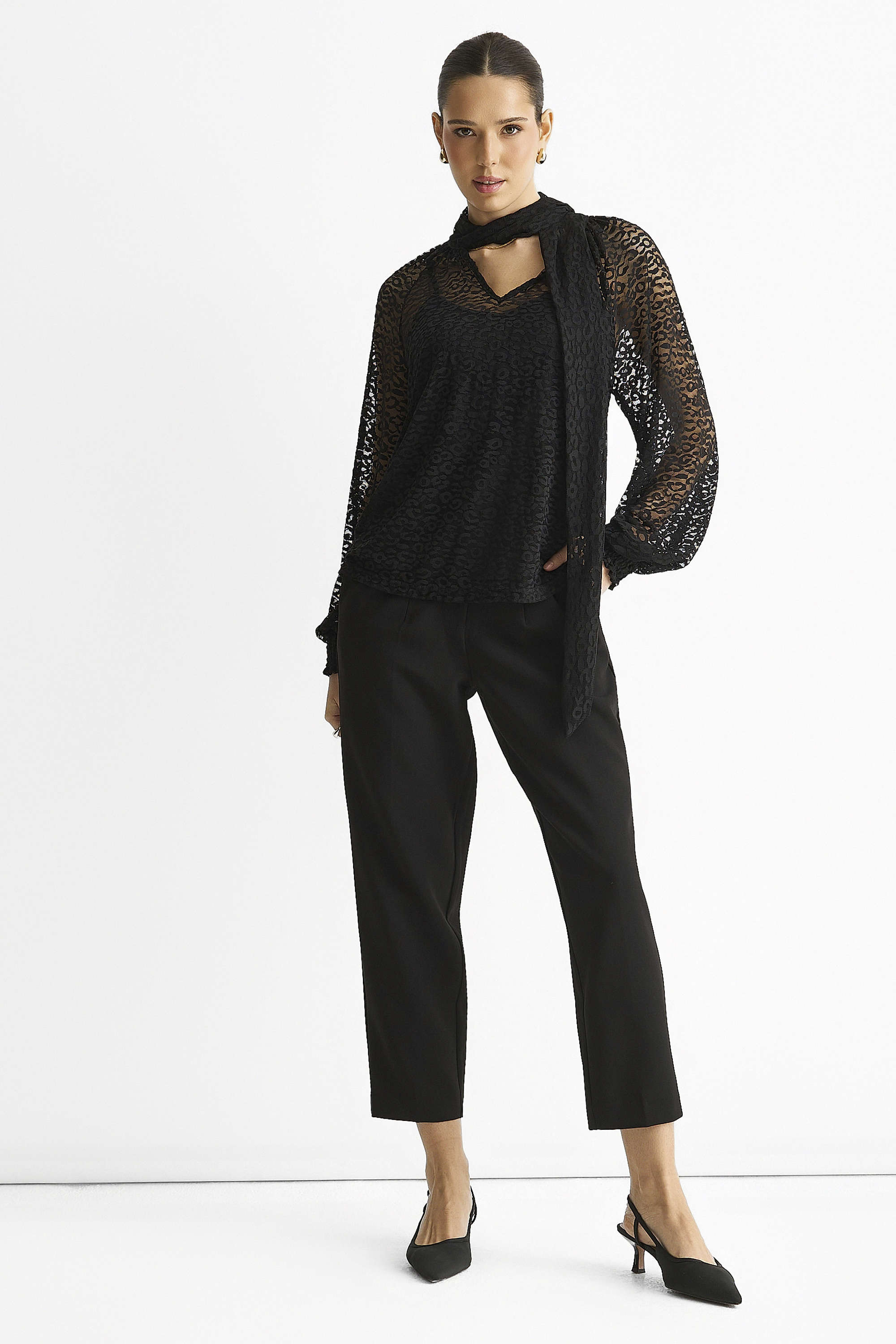 Schwarze Bluse mit Tiermotiv und Spitzenkragen Image