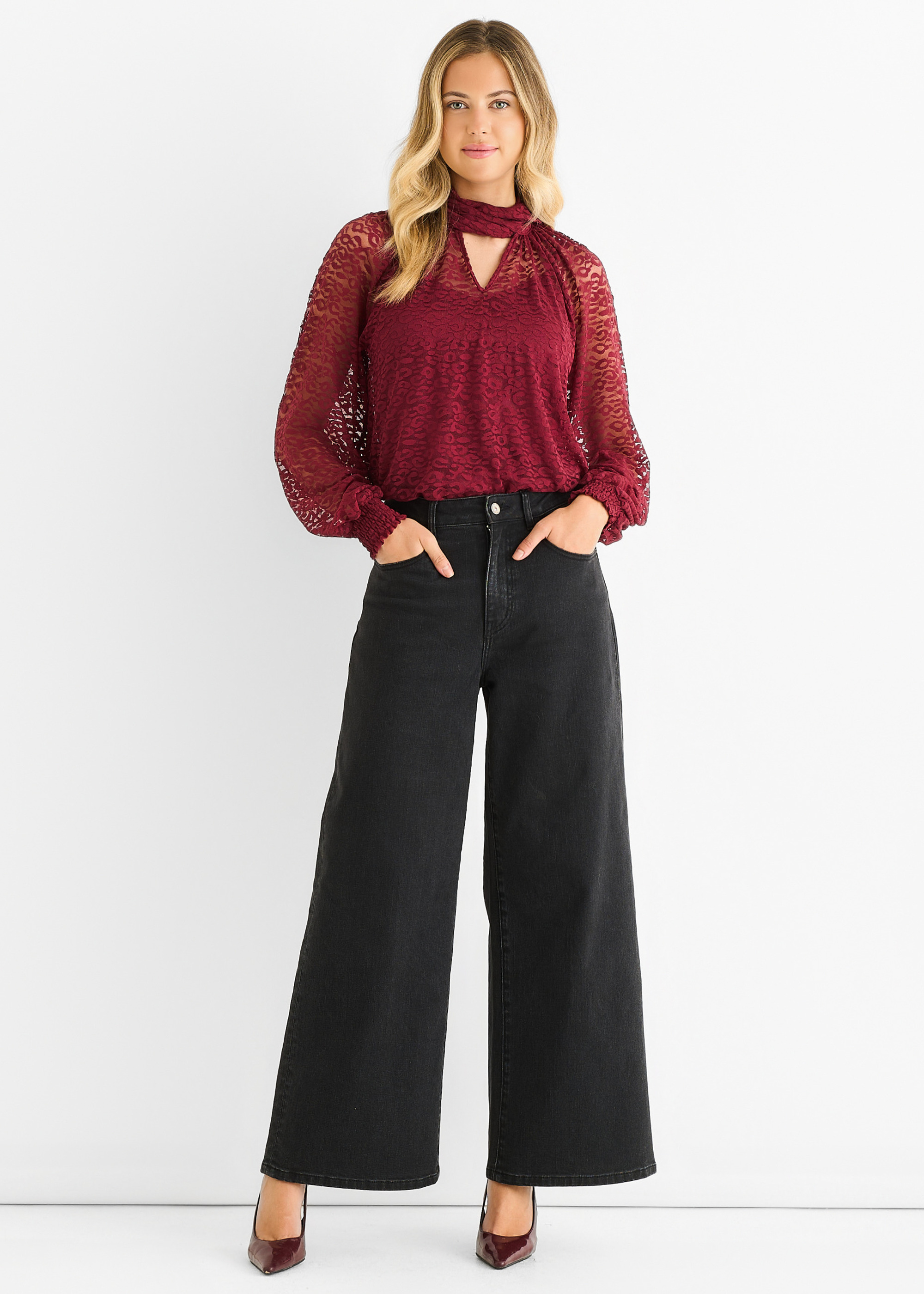 Burgunderrote Bluse mit Tiermuster und Spitzenkragen Image