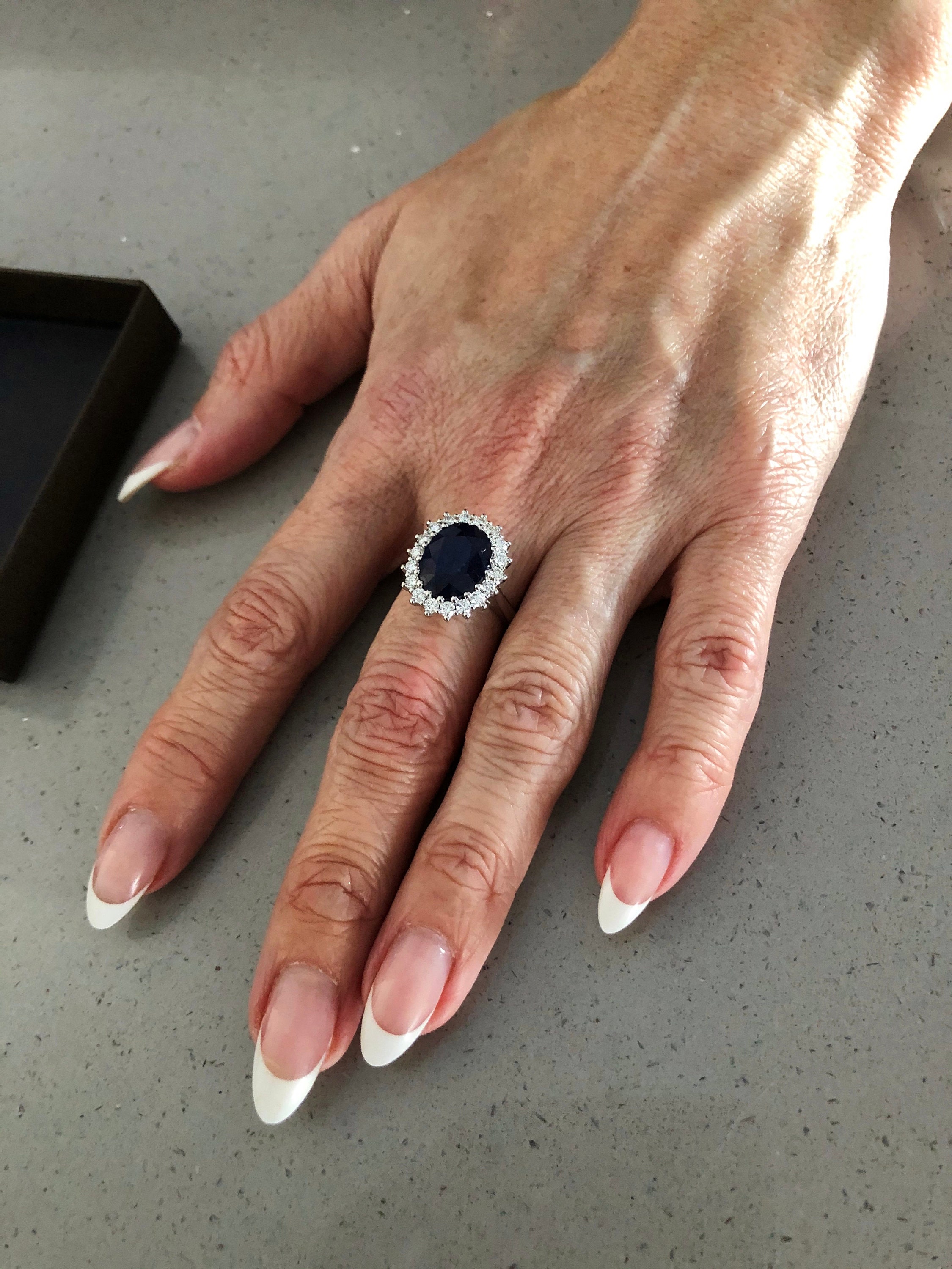 Anello zaffiro Diana, anello di fidanzamento Diana, anello zaffiro, anello zaffiro e diamanti, anello di diamanti, anello con alone di diamanti, anell