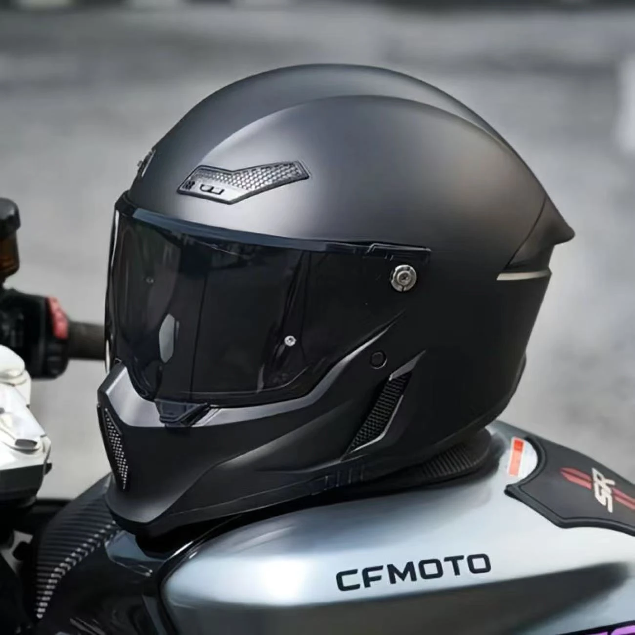 Mattschwarzer Scorpion-Integral-Abenteuerhelm mit abnehmbarem und waschbarem Innenfutter für Erwachsene, bequemes Pendeln Image