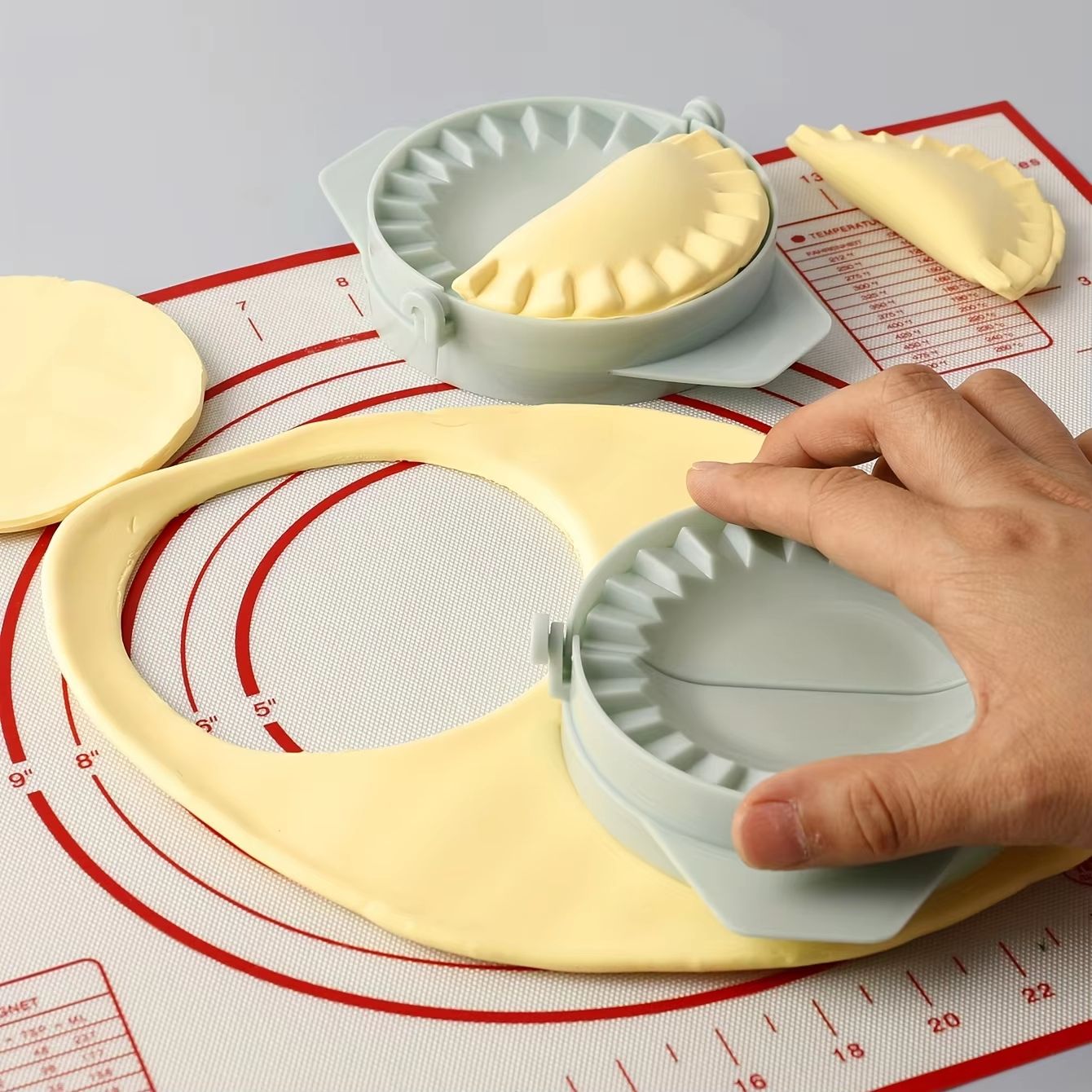 Kitchen Dumpling Maker Wrapper Presser Manual Dumpling Skin Mold Machine Ravioli Maker Press Pastry Maker Kitchen Gadget blue
