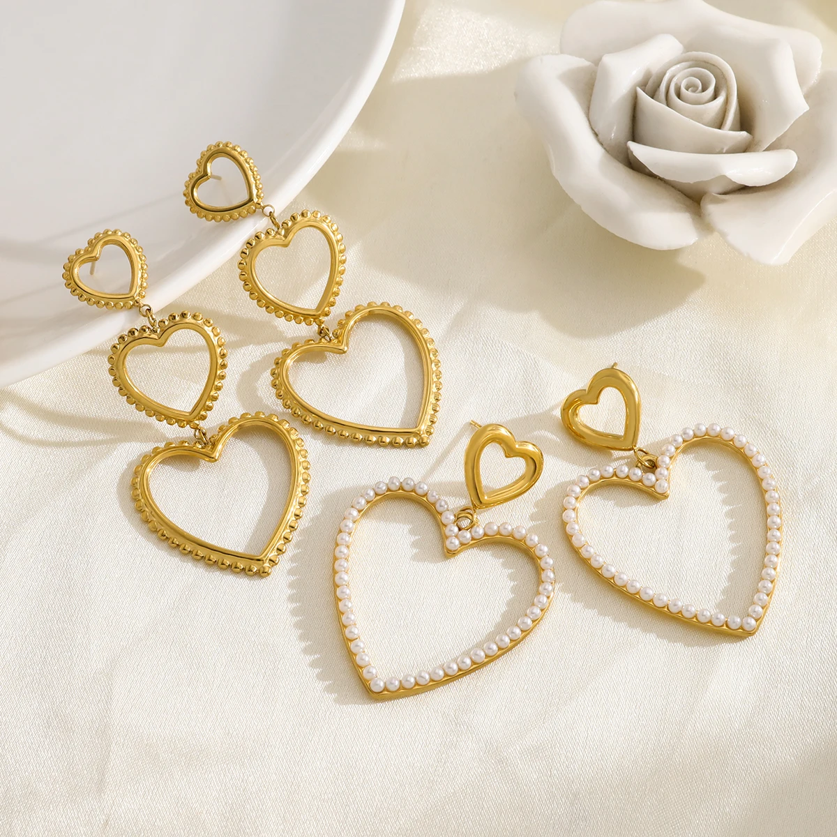 WILD & FREE Baumelnde Ohrringe aus Edelstahl mit Liebesherz für Damen, schicker Vintage-Stil, 18 Karat vergoldet, Statement-Schmuck, wasserdicht Image