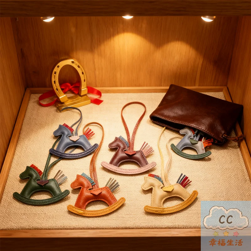 Kreativer Karussell-Schlüsselanhänger-Schmuck, süßer Schaukelpferd-Anhänger aus PU-Leder mit buntem Design, einzigartiges Geschenk für Damentaschen und Schlüssel Image