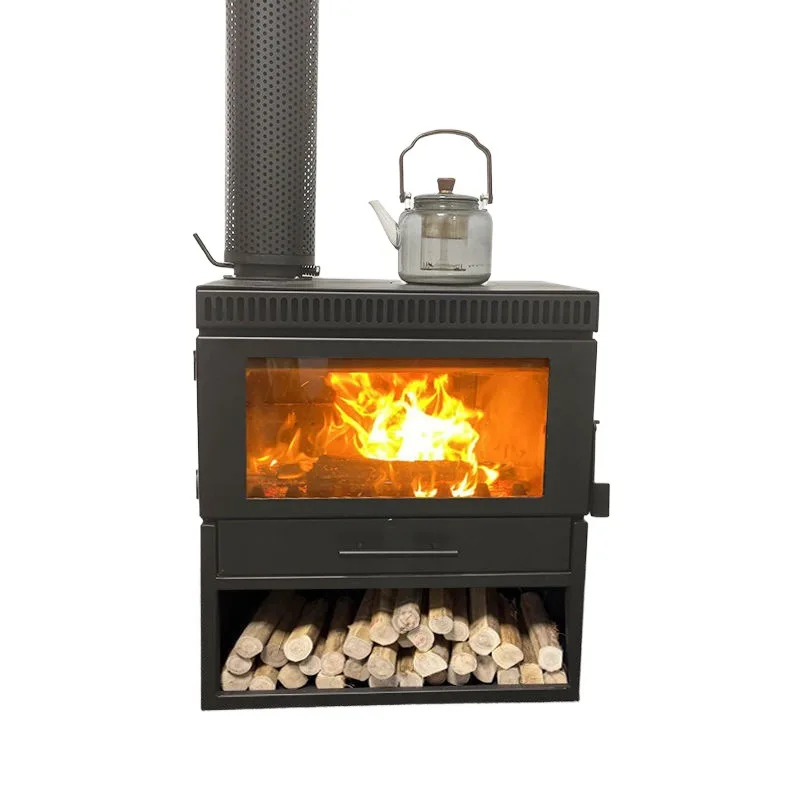 Echtes Feuer, holzverbrennender Kamin, Brennholz, Heizung, Haushalt, Innenbereich, B & B, Villa, Brennholz, Heizofen im europäischen Stil Image